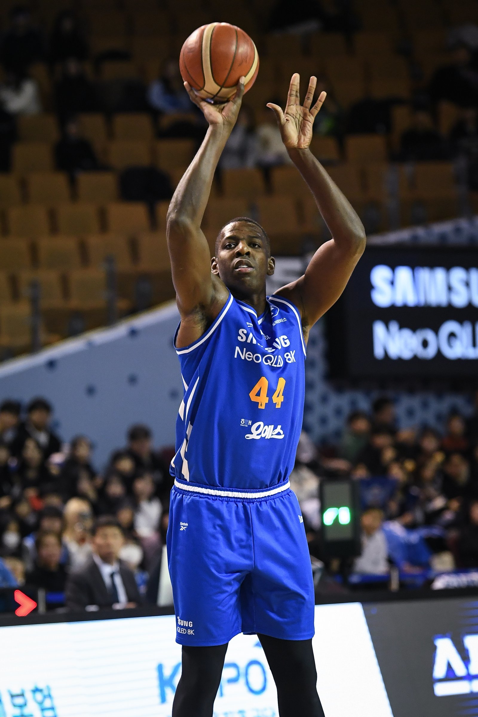 삼성 앤드류 니콜슨이 22일 잠실체육관서 열린 ‘2025~2026 LG전자 프로농구’ 4라운드 가스공사와 홈경기서 슛을 던지고 있다. 니콜슨은 이날 24점을 넣으며 팀의 92-85 승리를 이끌었다. 사진제공｜KBL