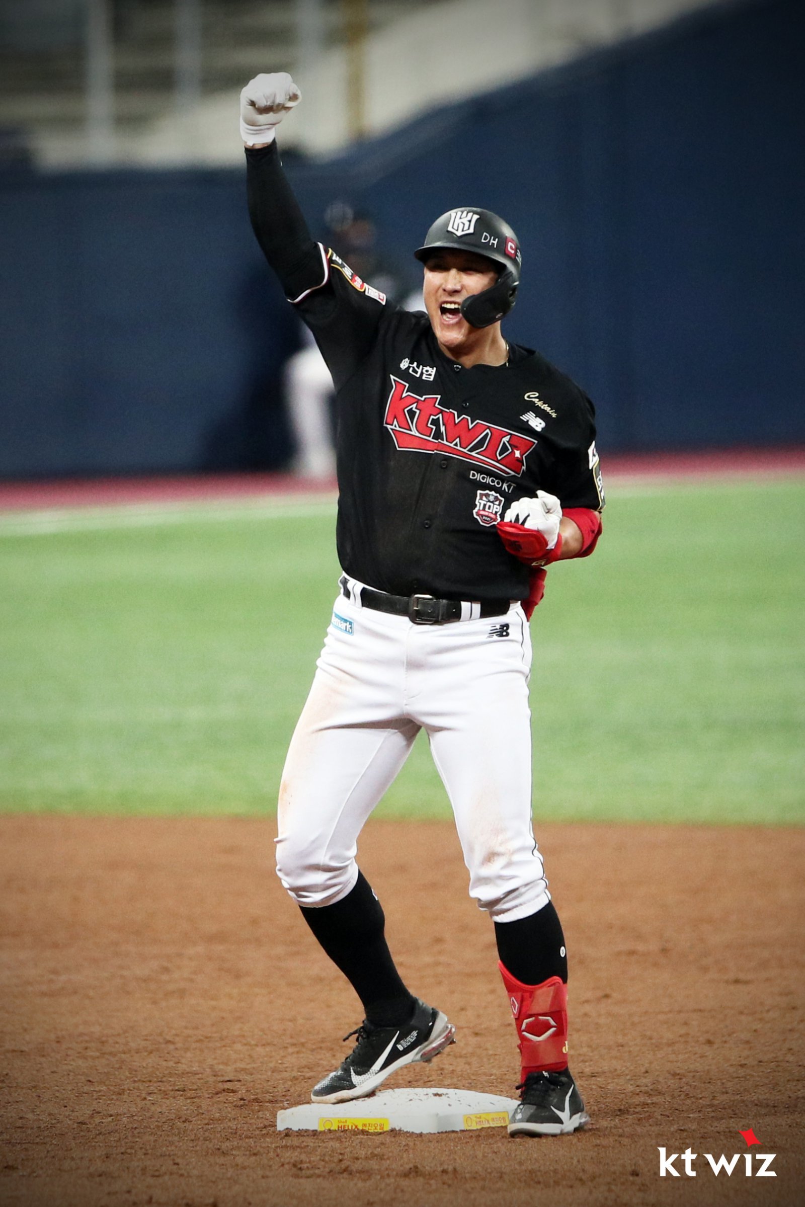 KT 황재균이 2021년 11월 18일 고척스카이돔에서 열린 두산과 한국시리즈 4차전 2회초 1타점 적시 2루타를 친 뒤  포효하고 있다. 사진제공｜KT 위즈