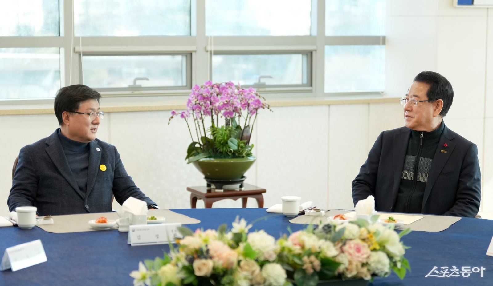 김영록 전라남도지사가 22일 나주 한국전력공사 본사에서 열린 오찬 간담회에서 김성환 기후에너지환경부 장관에게 전남을 대한민국 에너지 신산업의 거점으로 육성하기 위한 주요 현안을 건의하고 있다. 사진제공=전남도