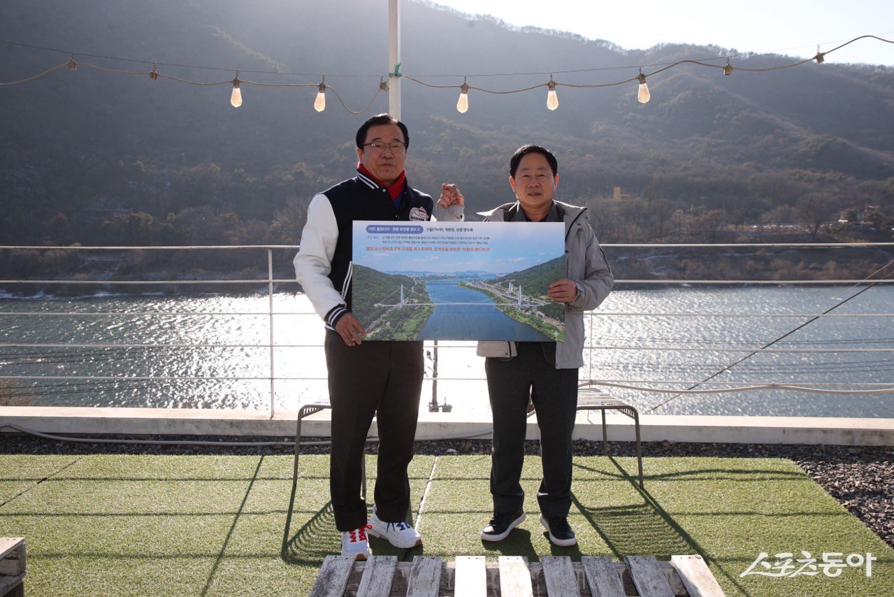 주광덕 시장(오른쪽)은 22일 한강에서 하남시와 ‘친환경 출렁다리’의 청사진을 그리다. 사진제공ㅣ남양주시