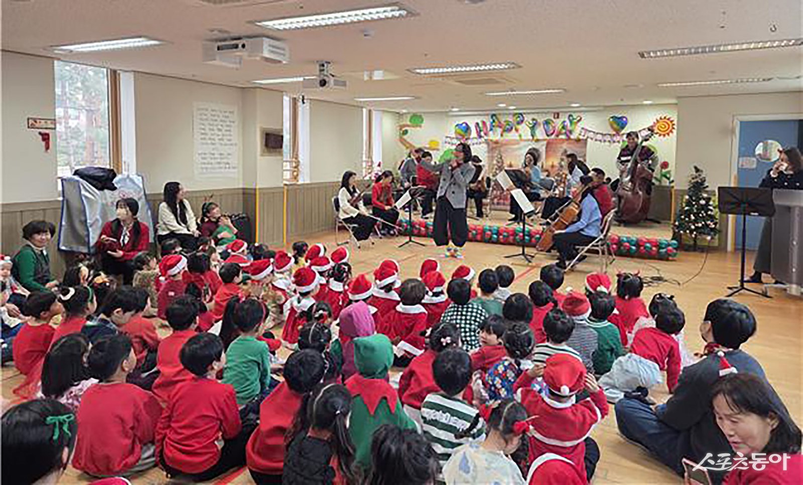 지난해 12월 3일 성남시립교향악단이 야탑동 소재 유치원에서 ‘클래식이 놀러왔어요’ 음악 공연 중이다. 사진제공ㅣ성남시 