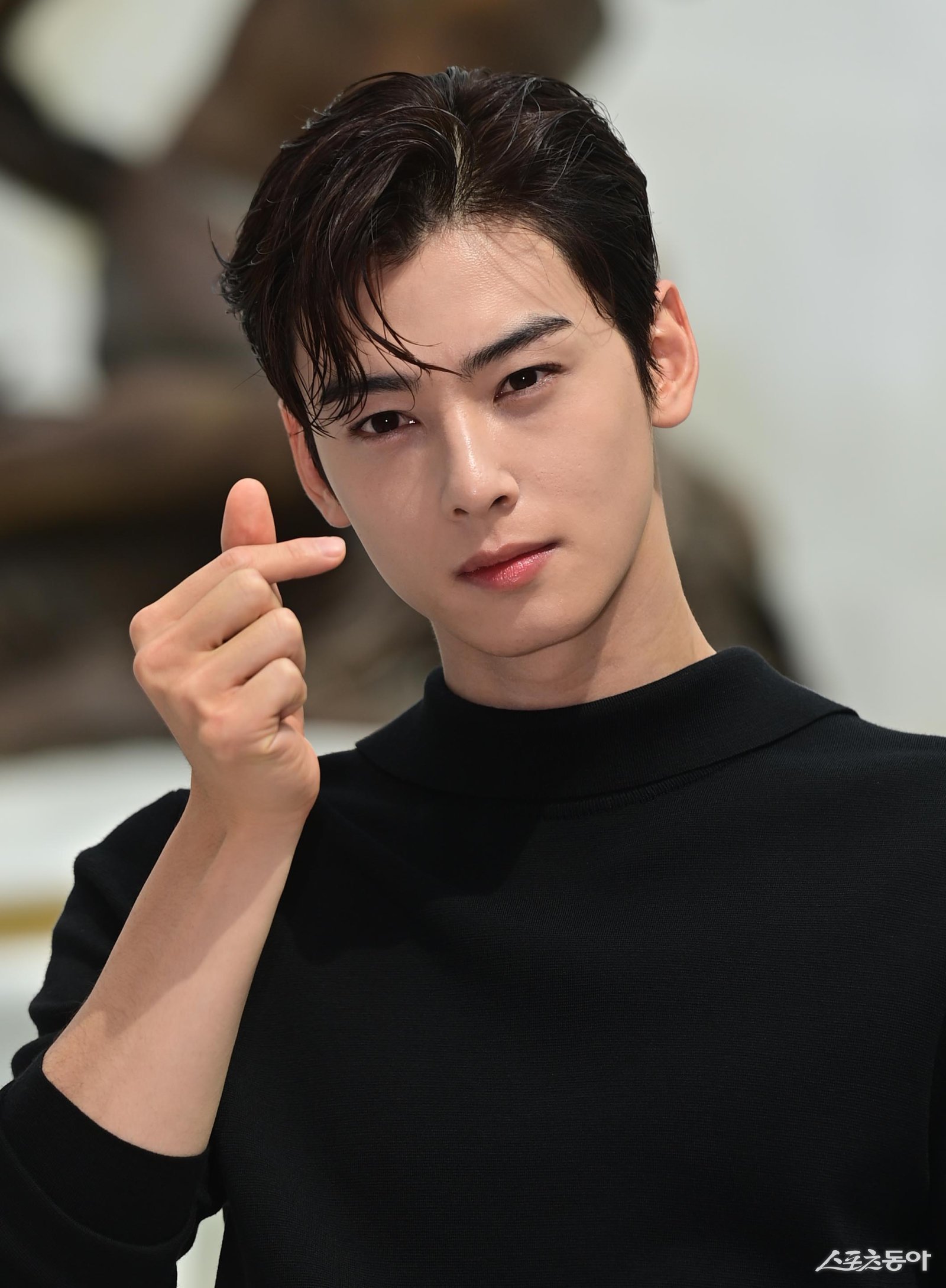 아스트로 차은우가 27일 서울 성동구 성수동 한 컨셉 스토어에서 열린 한 패션 브랜드의 남성 2022 겨울 컬렉션 스토어 오픈 기념 포토월에서 포즈를 취하고 있다. 주현희 기자 teth1147@donga.com