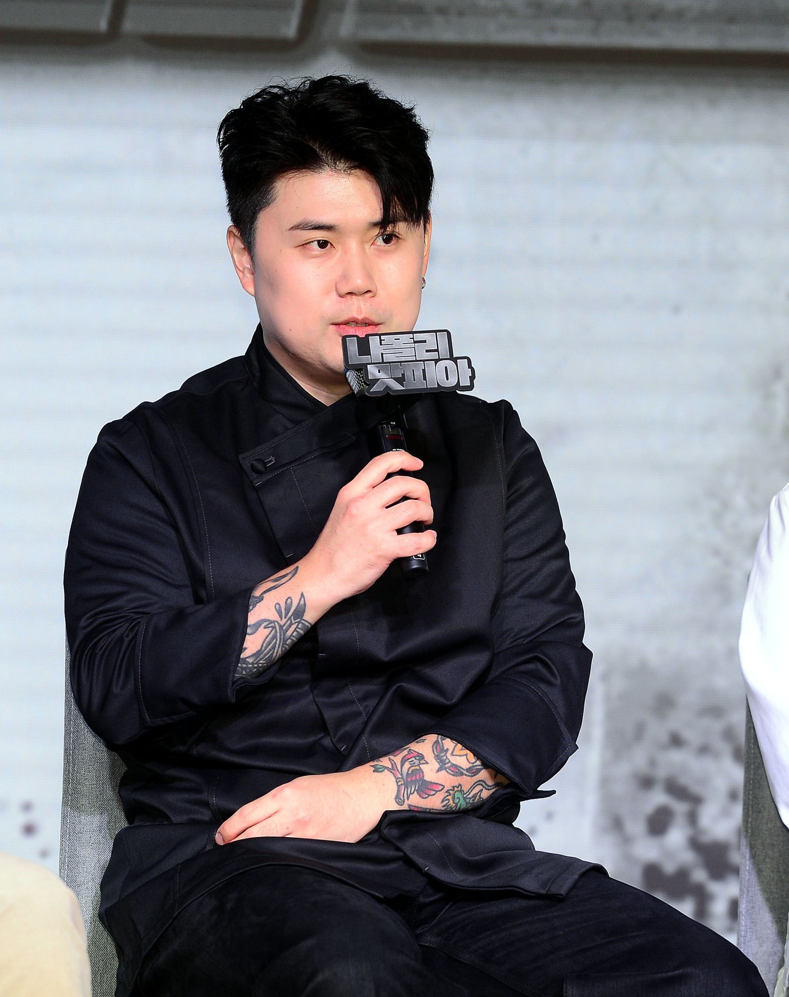 7일 서울 호텔 나루 서울 엠갤러리에서 열린 넷플릭스 ‘흑백요리사: 요리 계급 전쟁’ TOP8 기자와의 ‘맛’남 행사에 참석한 나폴리맛피아 요리사가 출연 소감을 밝히고 있다. 스포츠동아DB