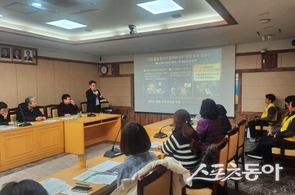 영덕군이 고독사 예방과 복지 사각지대 발굴을 위한 실무자 간담회를 개최하고 있다. 사진제공 ㅣ 영덕군