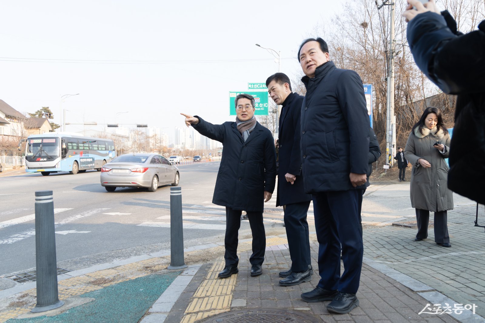 김 지사는 지난 23일 제30번째 민생경제 현장투어인 ‘달달버스’ 일정의 일환으로 오산시 외삼미동 북오산IC를 방문해 정체 구간을 점검하고, 도로 확장 등 교통체계 개선 방안을 논의했다. 사진제공｜경기도