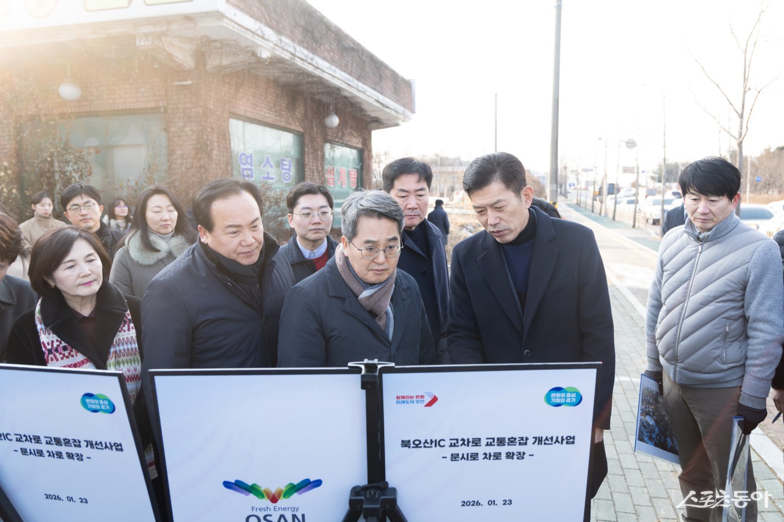 김 지사는 지난 23일 제30번째 민생경제 현장투어인 ‘달달버스’ 일정의 일환으로 오산시 외삼미동 북오산IC를 방문해 정체 구간을 점검하고, 도로 확장 등 교통체계 개선 방안을 논의했다. 사진제공｜경기도