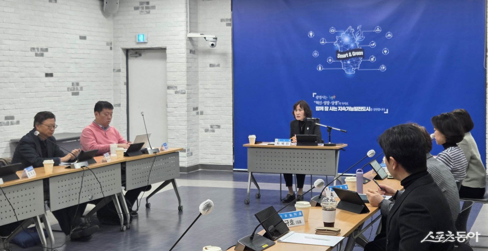 최혜민 광명시 부시장 주재로 지난 23일 시청 중회의실에서 ‘지역공동체 자산화를 위한 지역 내 거래 촉진 전략 수립 연구용역’ 착수보고회가 진행 중이다. 사진제공｜광명시