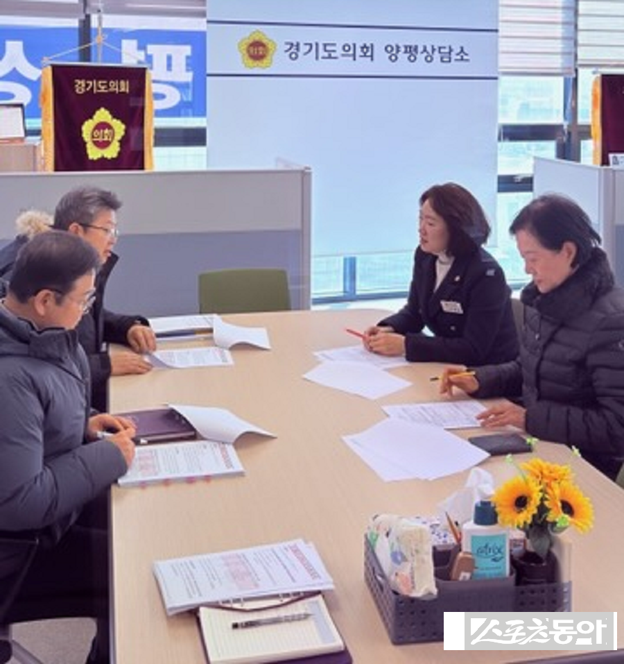 양평군(군수 전진선)은 지난 22일 경기도의회 양평상담소에서 ‘경기 생활쏙(SOC) 환원사업’ 공모 대응을 위해 주민 수요를 반영한 생활밀착형 사회기반시설(SOC) 사업 계획을 구체화하고, 도의원과의 정책적 소통 강화를 위한 간담회를 개최했다. 사진제공｜양평군