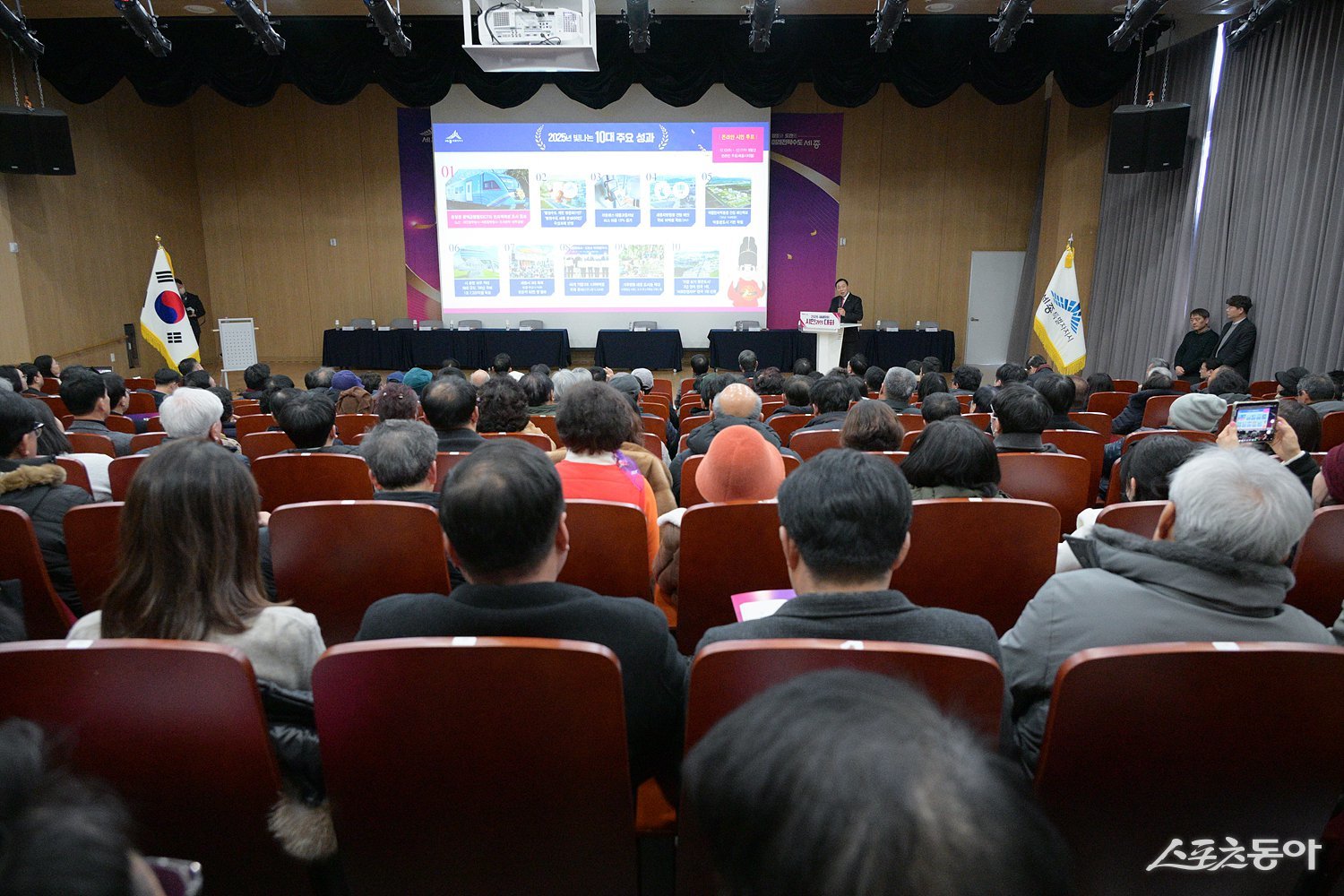 최민호 세종특별자치시장은 지난 22일 조치원읍 행복누림터에서 열린 올해 두 번째 ‘시민과의 대화’에서 읍면 지역 주민 260여 명과 함께 현장 중심의 소통 행보를 이어갔다. 사진제공｜세종시