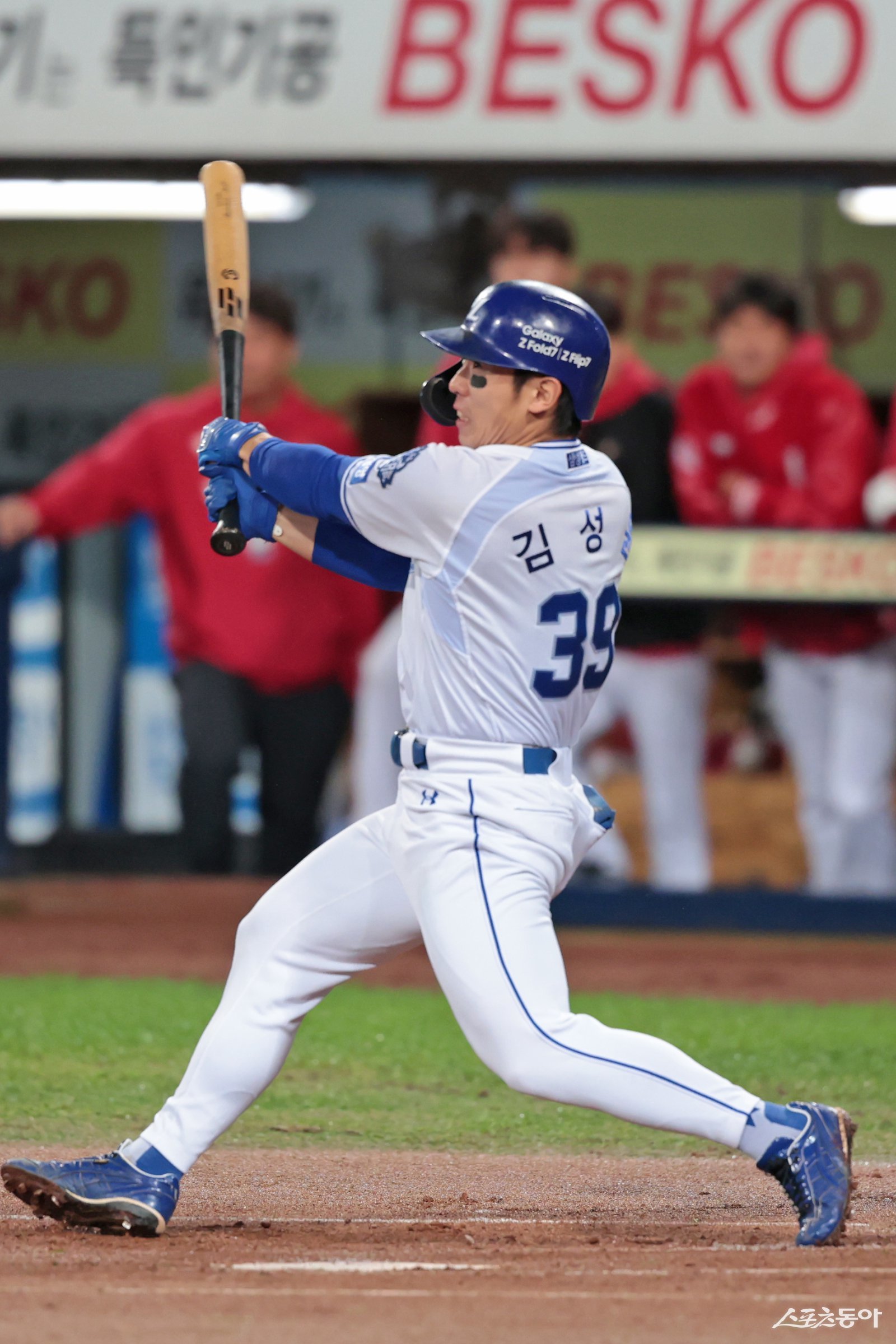 삼성이 25일 연봉 재계약 대상자 68명과 연봉 계약을 마쳤다. 인상률(158.3%), 인상액(1억3000만 원) 모두 팀 내 2위를 기록한 김성윤은 2026시즌 2억 원의 연봉을 받는다. 뉴시스