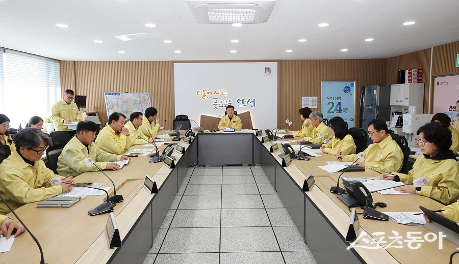 24일 남상은 부시장 주재로 행정안전부, 농림축산검역본부, 경기도, 경찰서, 소방서 등 관계기관이 참석한 가운데 긴급 재난안전대책회의를 열고 추가 확산 방지 대책을 집중 논의했다. 사진제공|안성시