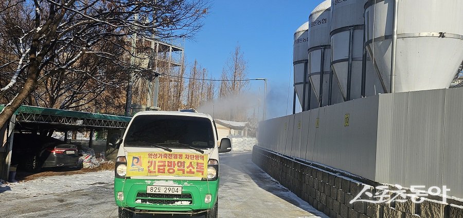 농장 입구에는 방역초소를 설치하고, 방역차량 20대를 동원해 농장 주변 및 주요 도로에 대한 집중 소독을 실시하는 등 방역 조치를 대폭 강화하고 있다. 사진제공|안성시