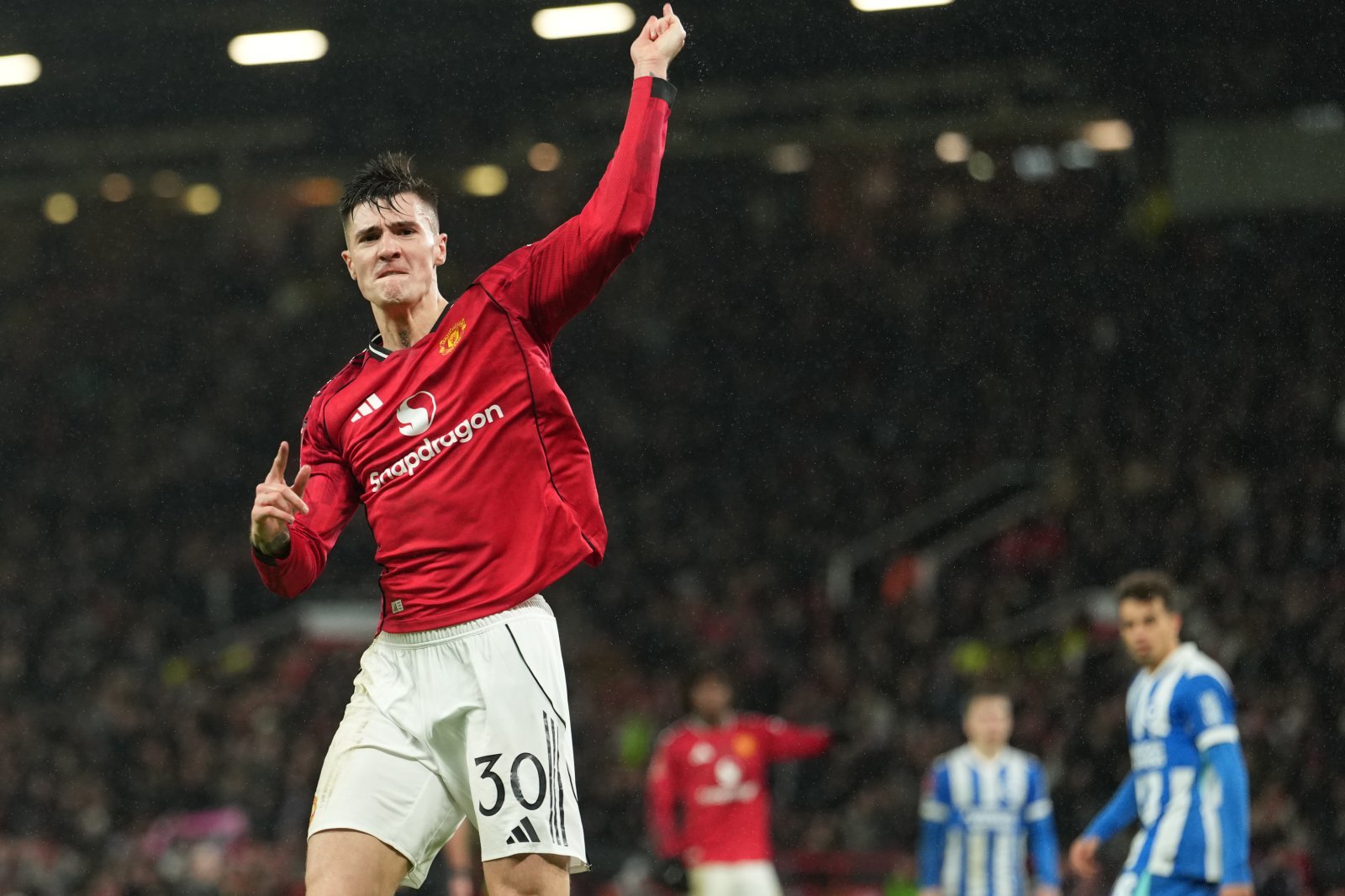 맨유 공격수 세슈코는 부침서 벗어나고자 호날두식 수련법을 시작했다. 최근엔 SNS를 끊고 명상도 시작했다. AP뉴시스