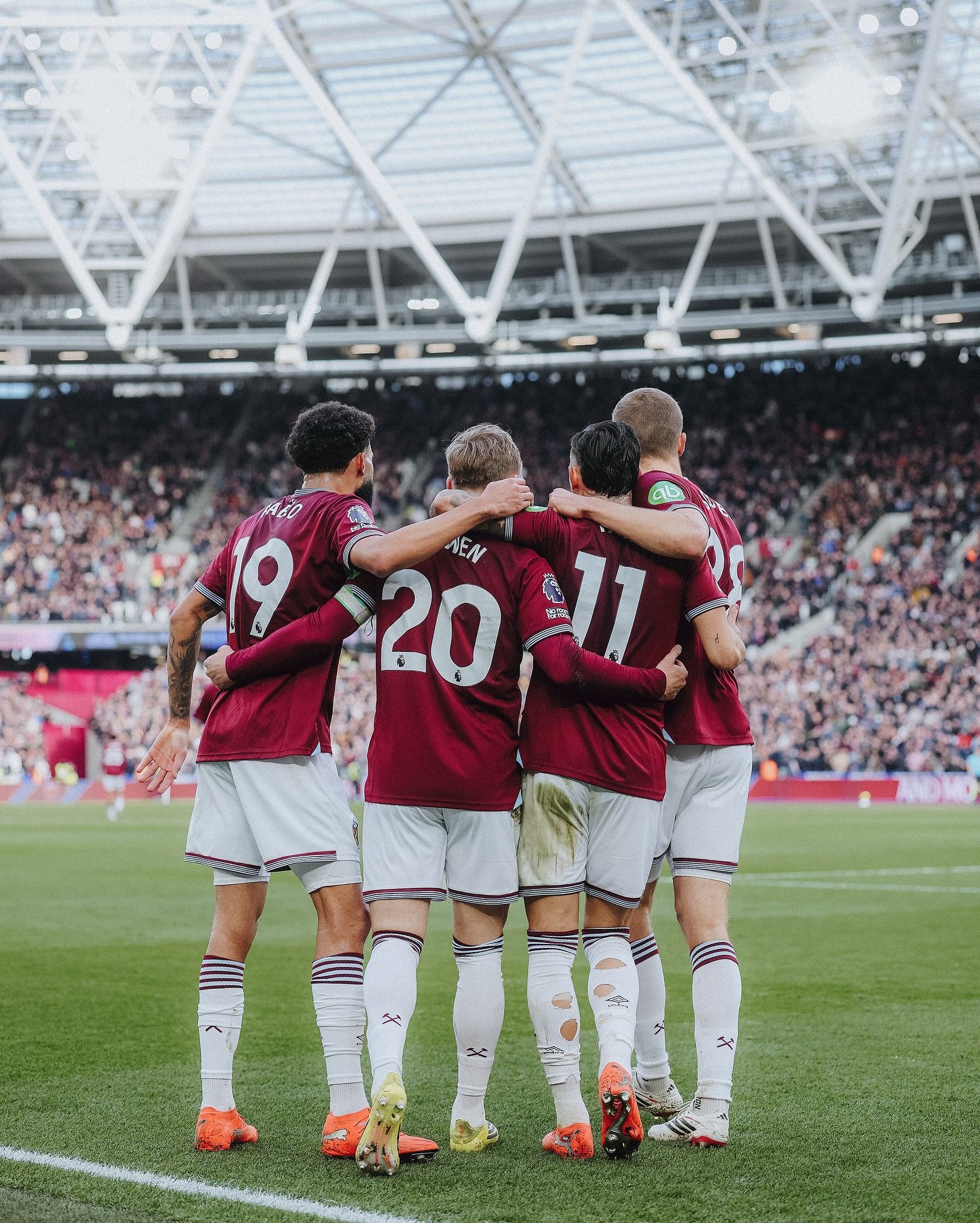 웨스트햄 선수들이 24일(한국시간) 선덜랜드와 홈경기 도중 득점한 뒤 한데 모여 기뻐하고 있다. 사진출처|웨스트햄 페이스북