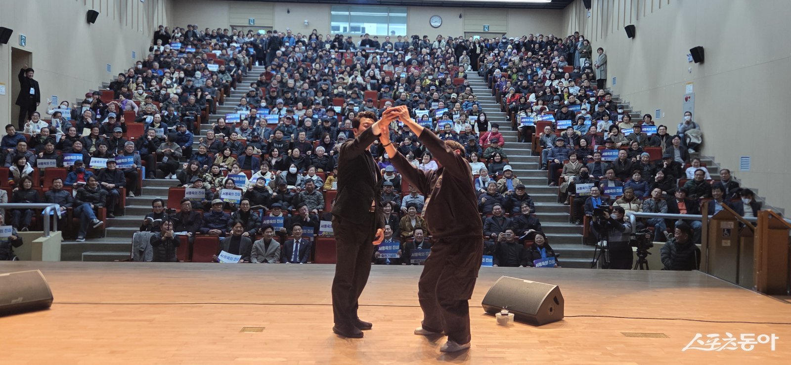 서동욱 전  의장이 객석의 시민들을 배경으로 직접 스마트폰을 들어 ‘셀카’를 찍고 있다. 사진 | 박기현 기자