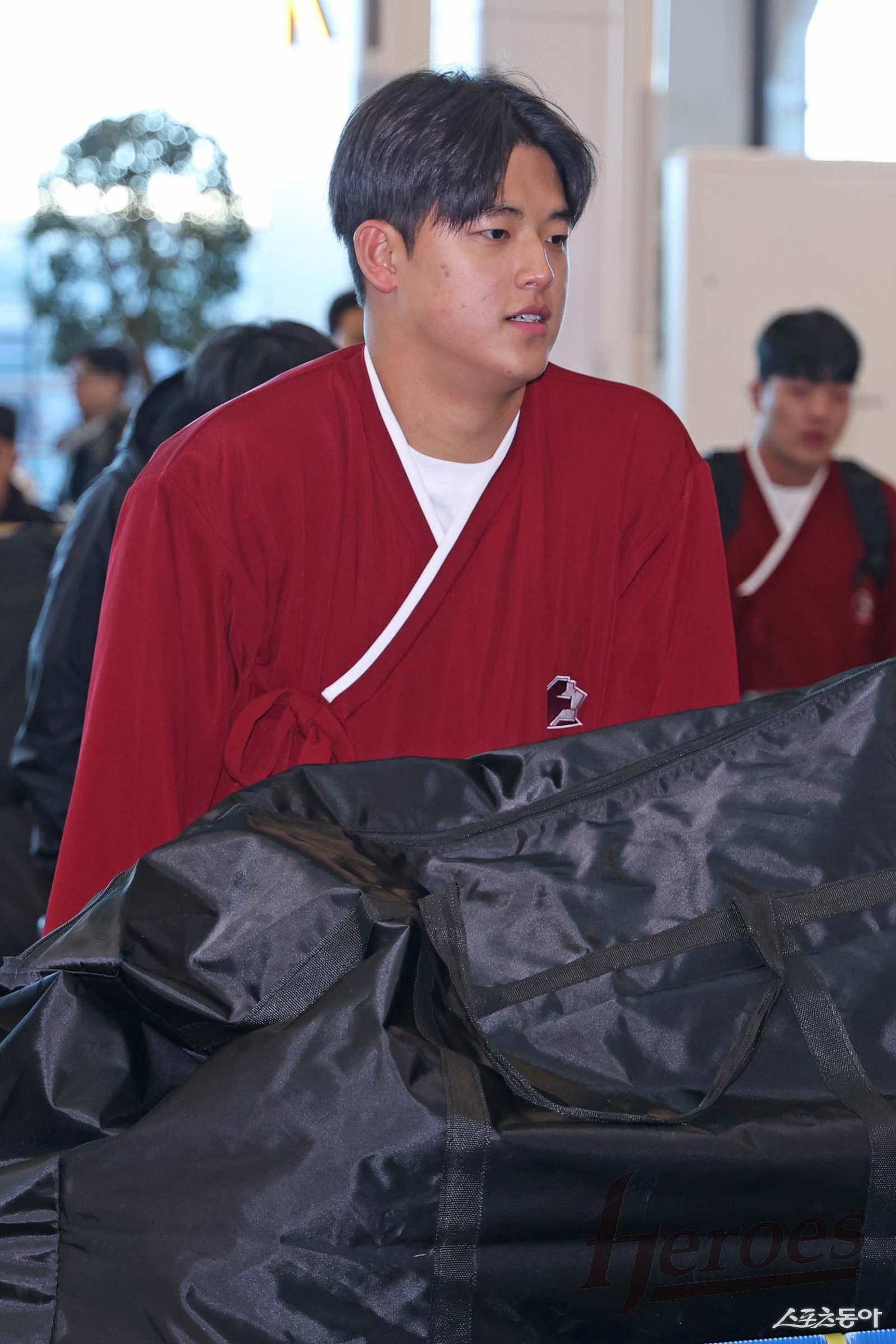 전체 1순위 박준현도 야수 1순위 신재인도 출국…캠프 합류한 1라운드 루키들, 2026 신인왕 판도 바꿀까