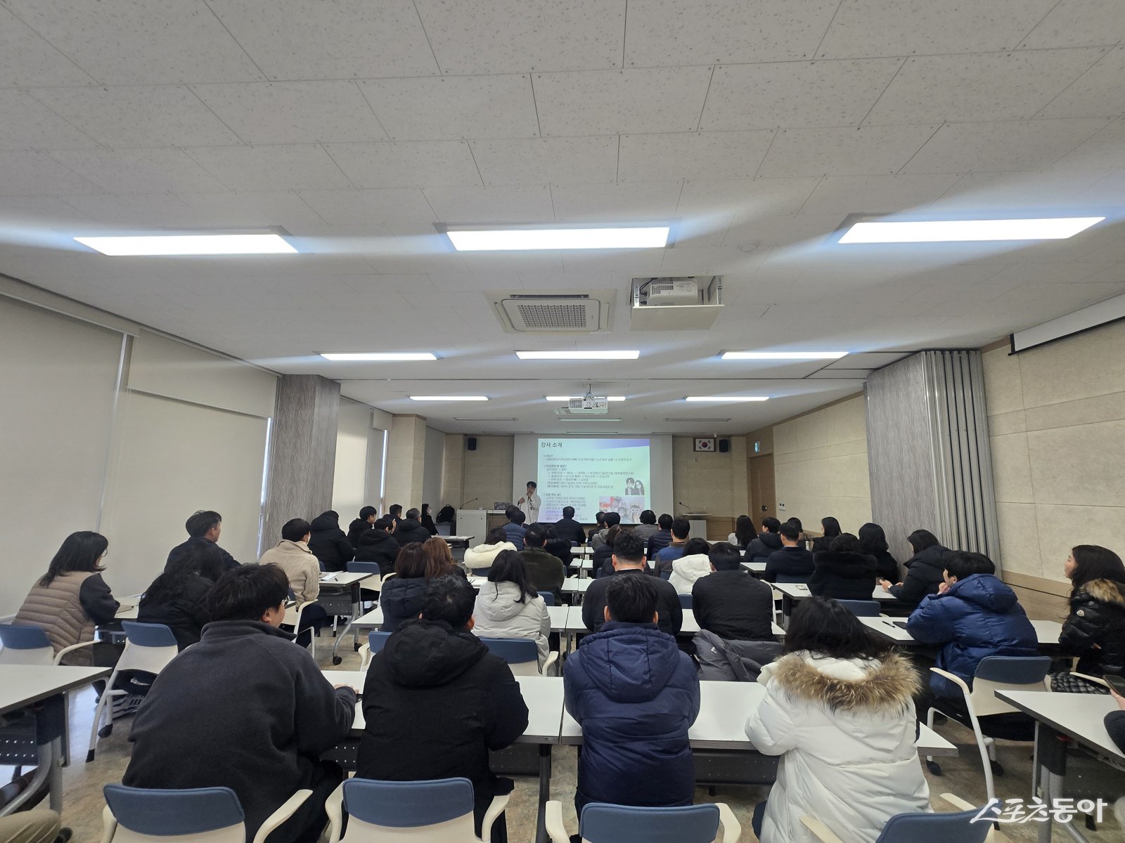 세종특별자치시(시장 최민호)는 지난 23일 농업기술센터 제1강의실에서 도농상생국과 농업기술센터 직원 72명을 대상으로 ‘생성형 인공지능(AI) 활용 이론교육’을 실시했다. 사진제공|세종시