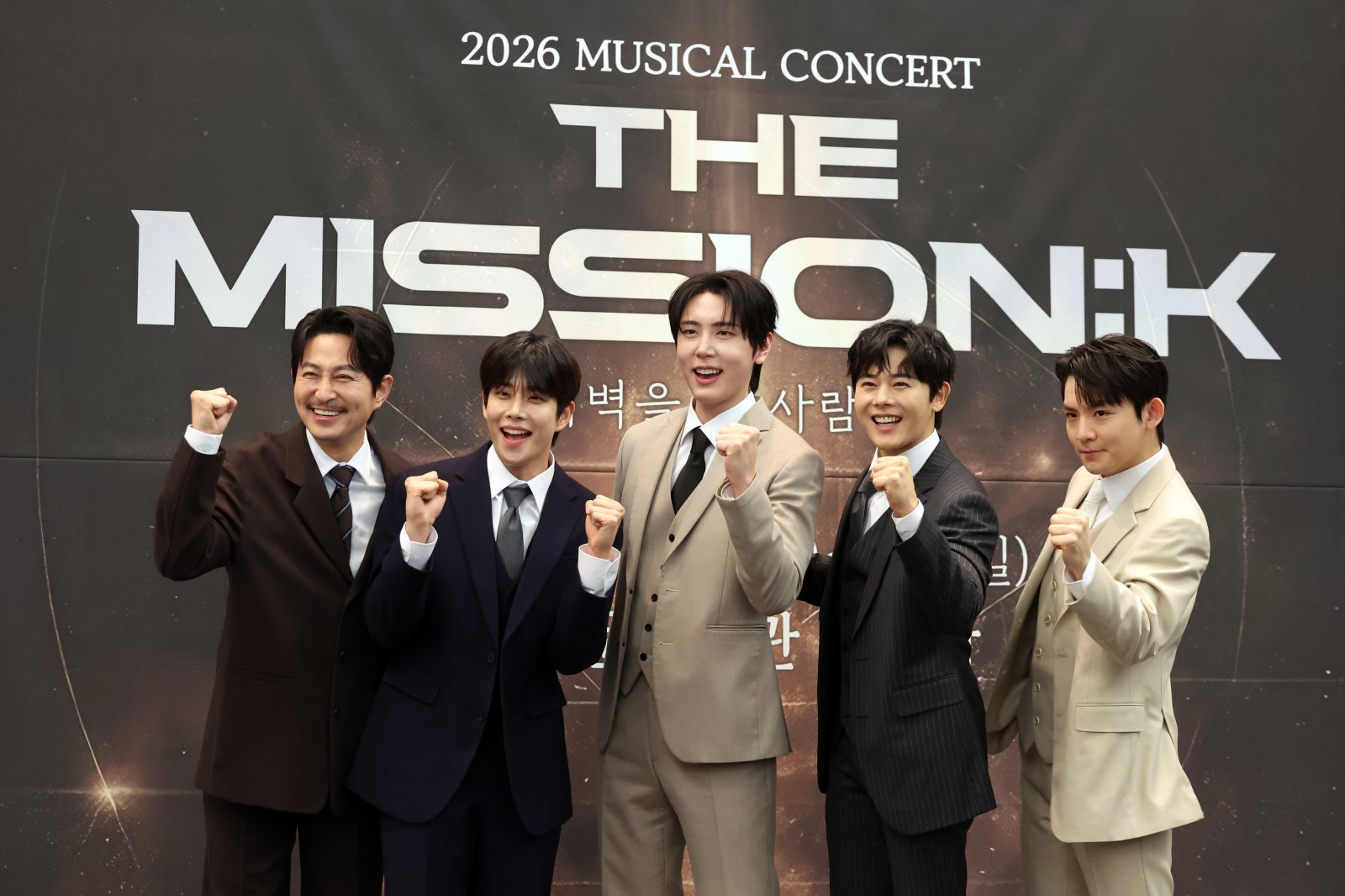 5일 서울 중구 프레스센터에서 열린 기자간담회에서 서범석, MJ(아스트로), 재윤(SF9), 김동준(ZE:A), 리키(틴탑·왼쪽부터)가 파이팅을 외치고 있다. 뉴시스