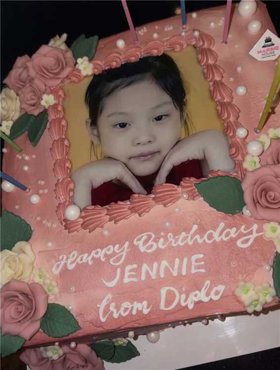 제니, 30번째 생일 케이크 공개…어린 시절 사진에 “기분이 이상해”