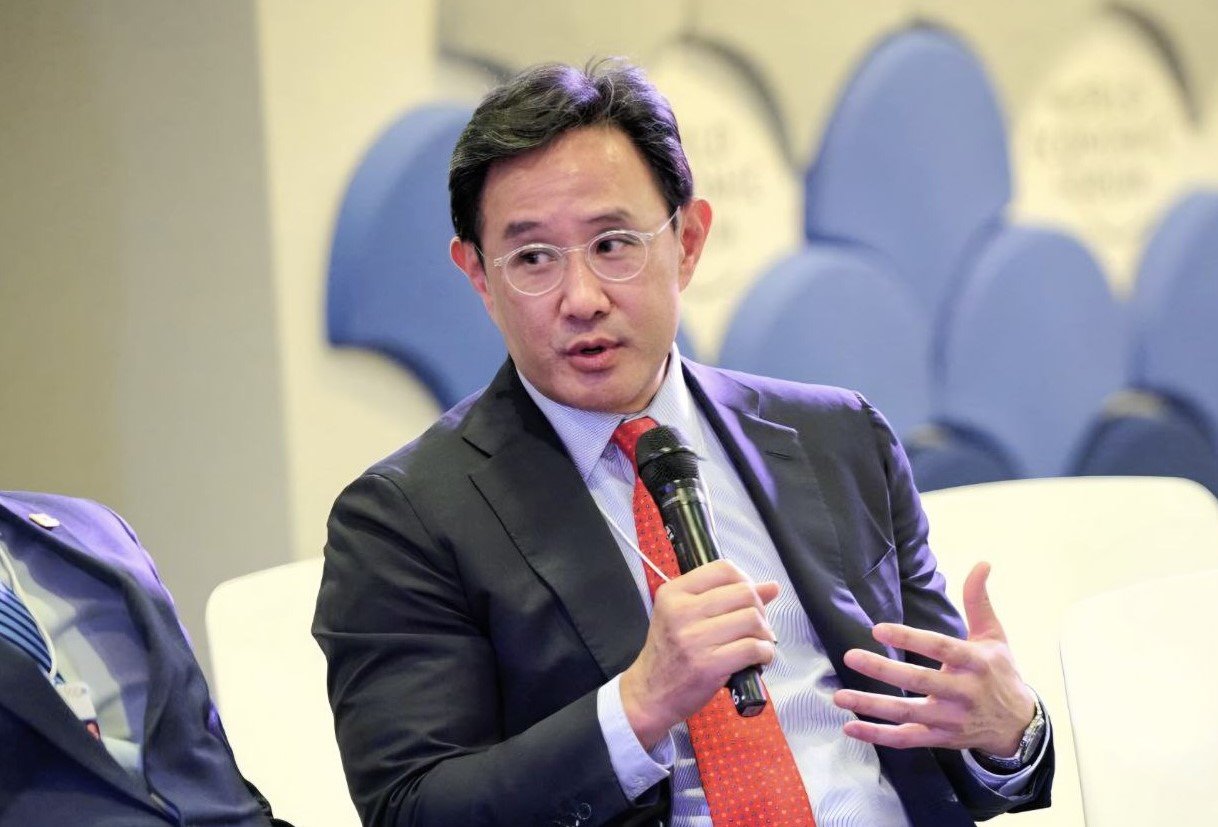 최윤범 고려아연 회장이 지난 19일부터 23일까지 열린 다보스포럼에 참석해 글로벌 핵심광물 공급망의 미래 방향성을 제시했다. 21일 열린 핵심광물 분야의 전략적 파트너십과 투자 세션에 최 회장이 공식 연사로 나서 발언하고 있다.                 사진제공=고려아연