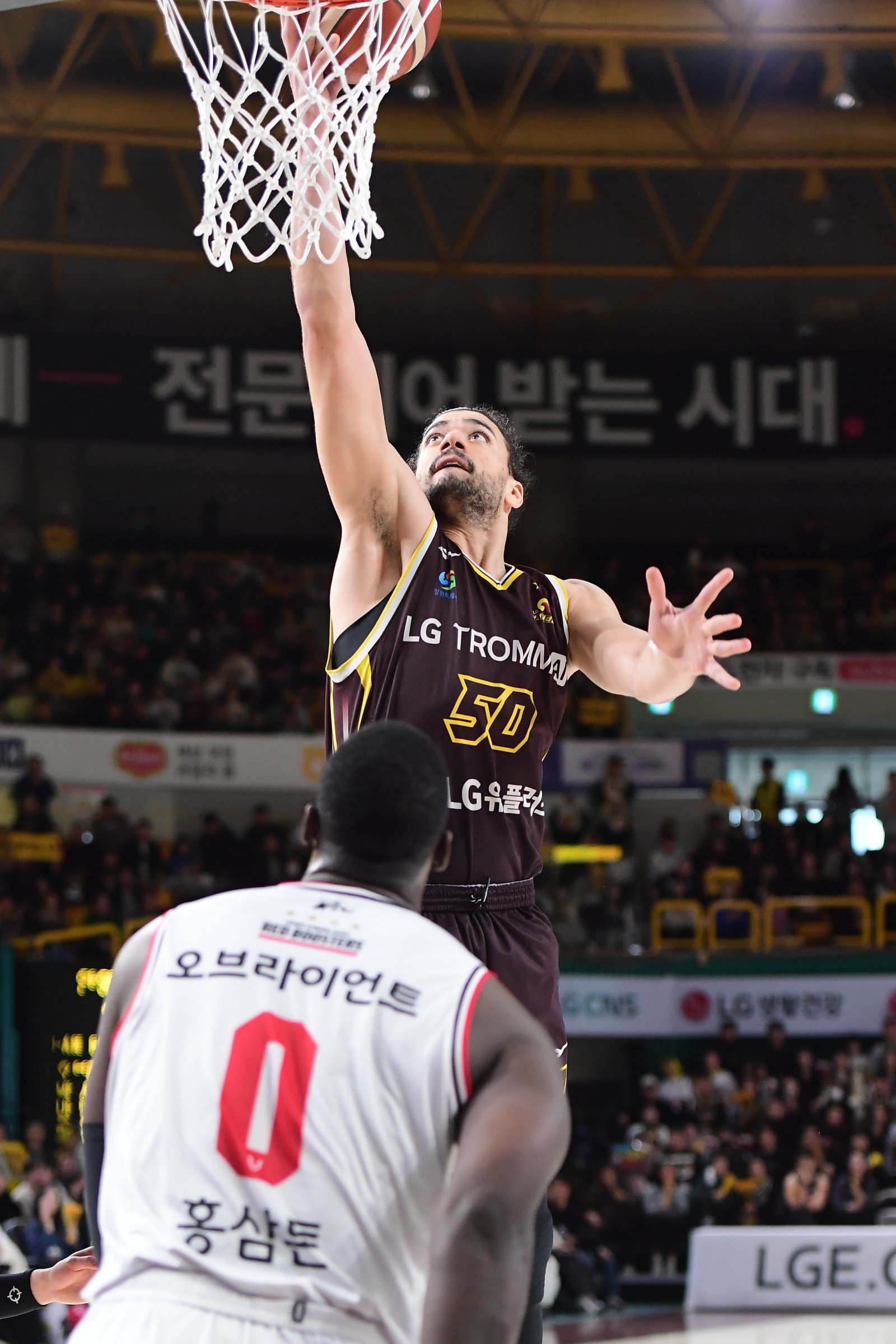 LG 아셈 마레이가 25일 창원체육관에서 열린 정관장전에서 조니 오브라이언트의 수비를 뚫고 슛을 시도하고 있다. 사진제공｜KBL