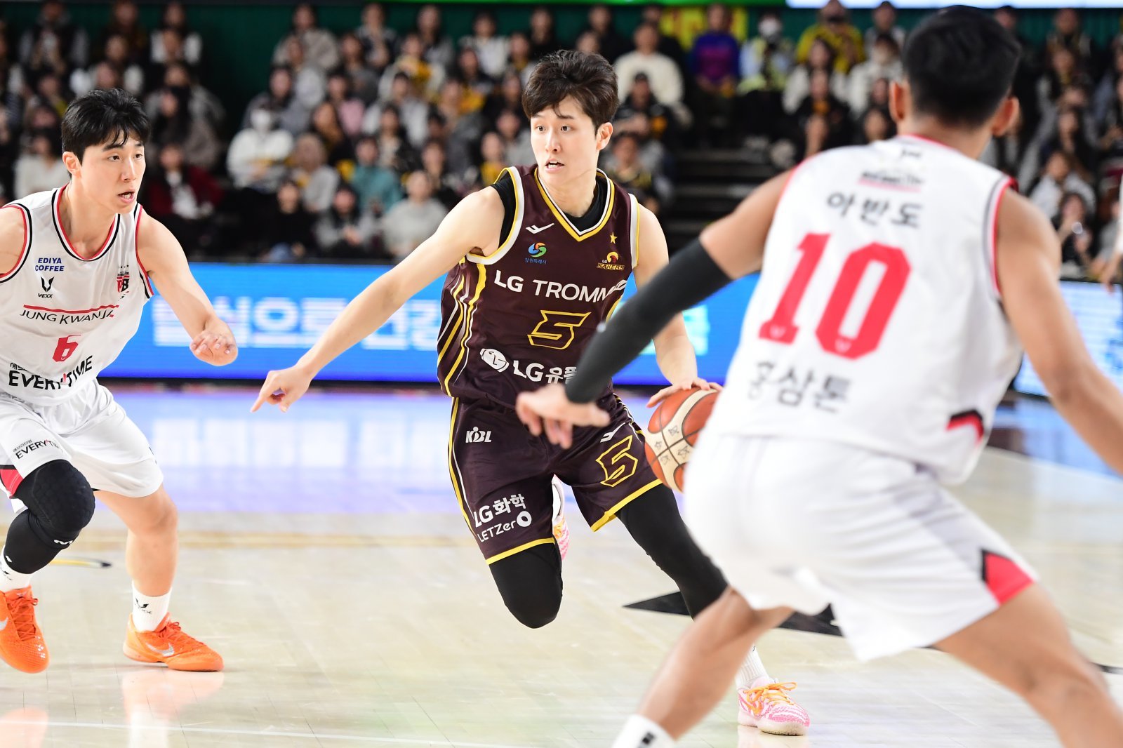 LG 양준석(가운데)이 25일 창원체육관에서 열린 정관장전에서 돌파를 시도하고 있다. 사진제공｜KBL