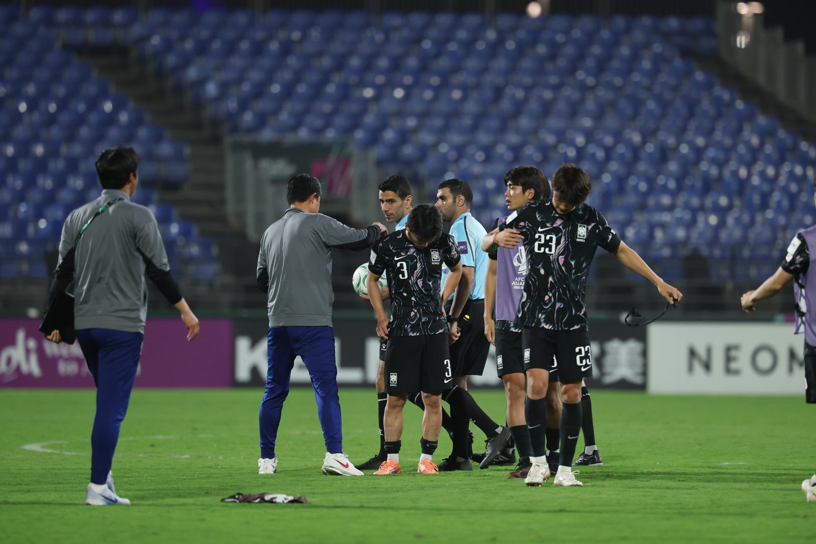 한국 U-23 대표팀 선수들이 24일(한국시간) 킹 압둘라 스포츠 시티홀 스타디움서 열린 베트남전서 승부차기 패배를 당한 뒤 아쉬워하고 있다. 사진제공│대한축구협회
