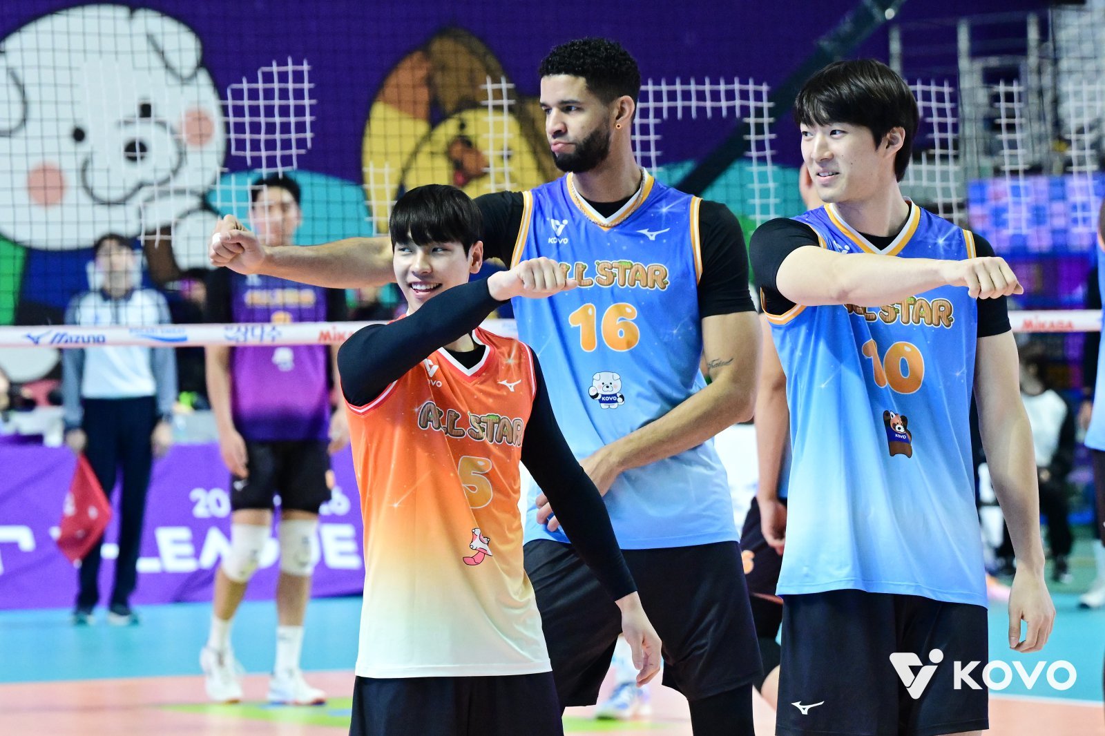 [SD 춘천 라이브] 찬바람도 배구팬들의 열정을 막을 순 없었다! 2년 만에 돌아온 배구판 별들의 잔치, 춘천을 달군 V리그 올스타전… 코트 안팎에서 터진 웃음과 환호의 축제