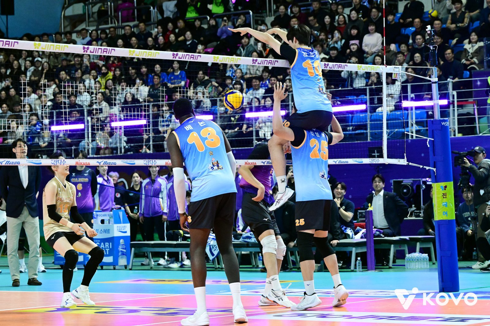 K-스타 팀의 김진영(10번)이 25일 호반체육관서 열린 V리그 올스타전 도중 신영석(25번)의 목마를 타고 블로킹하고 있다. 사진제공｜KOVO