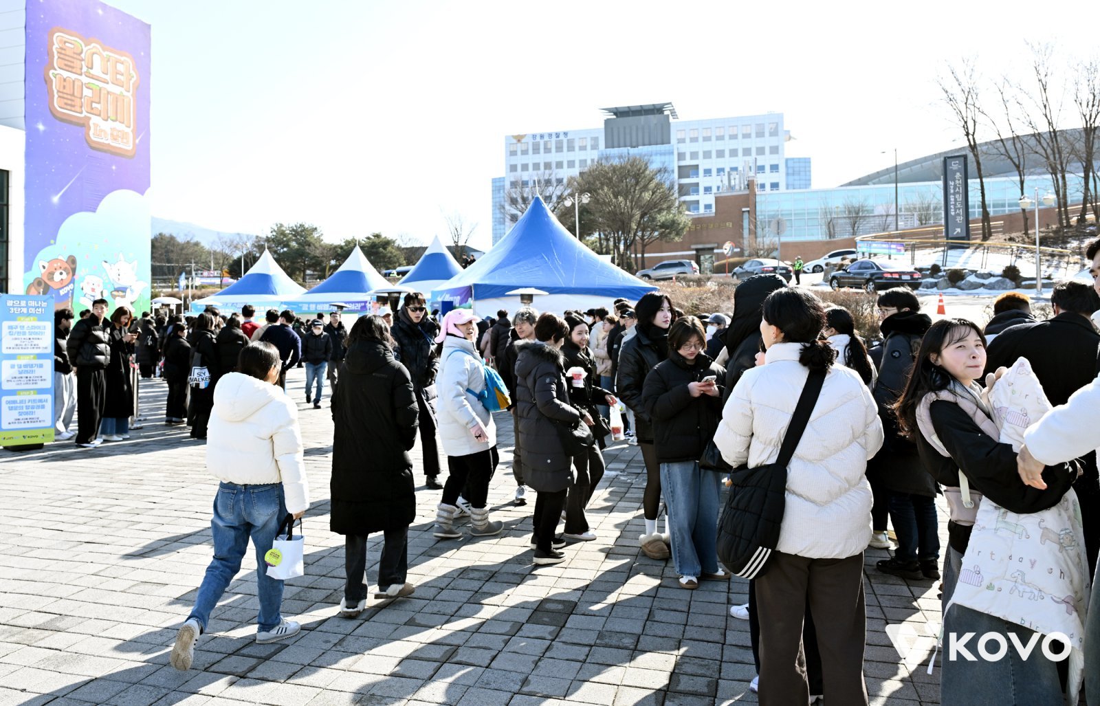 배구 팬들이 V리그 올스타전이 열린 25일 호반체육관 앞에서 이벤트를 참여하기 위해 줄을 서고 기다리고 있다. 사진제공｜KOVO
