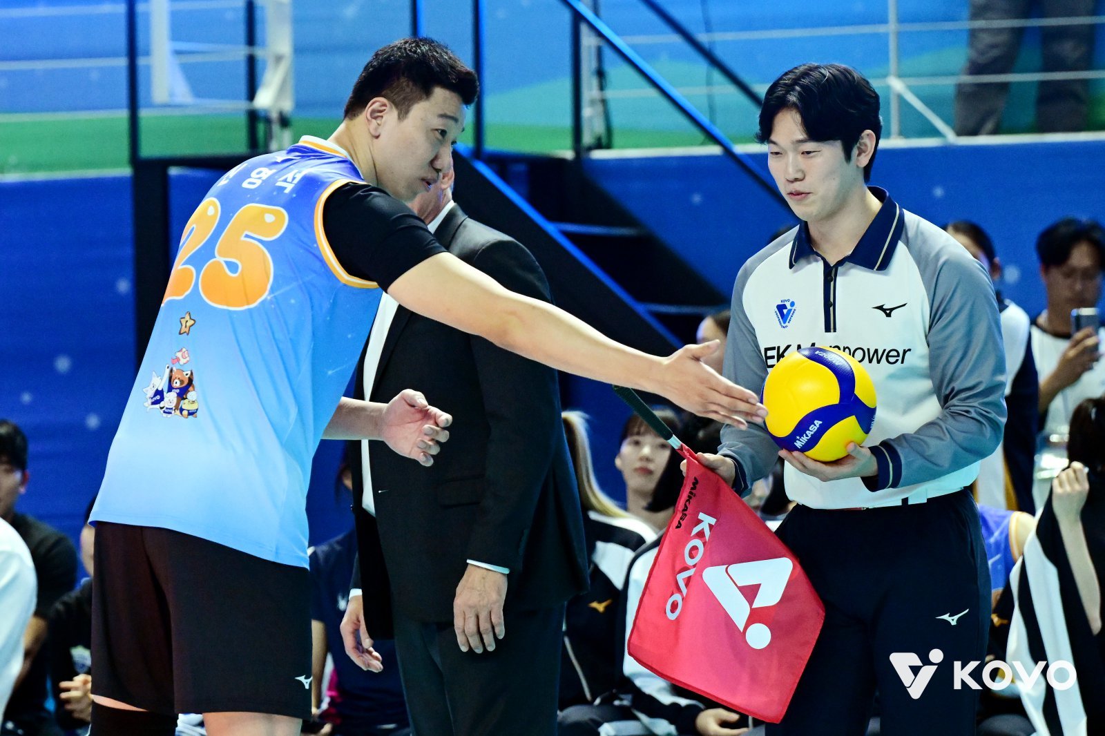 한국전력 신영석(왼쪽)이 25일 호반체육관에서 열린 V리그 올스타전 도중 심판에게 가볍게 항의하고 있다. 사진제공｜KOVO