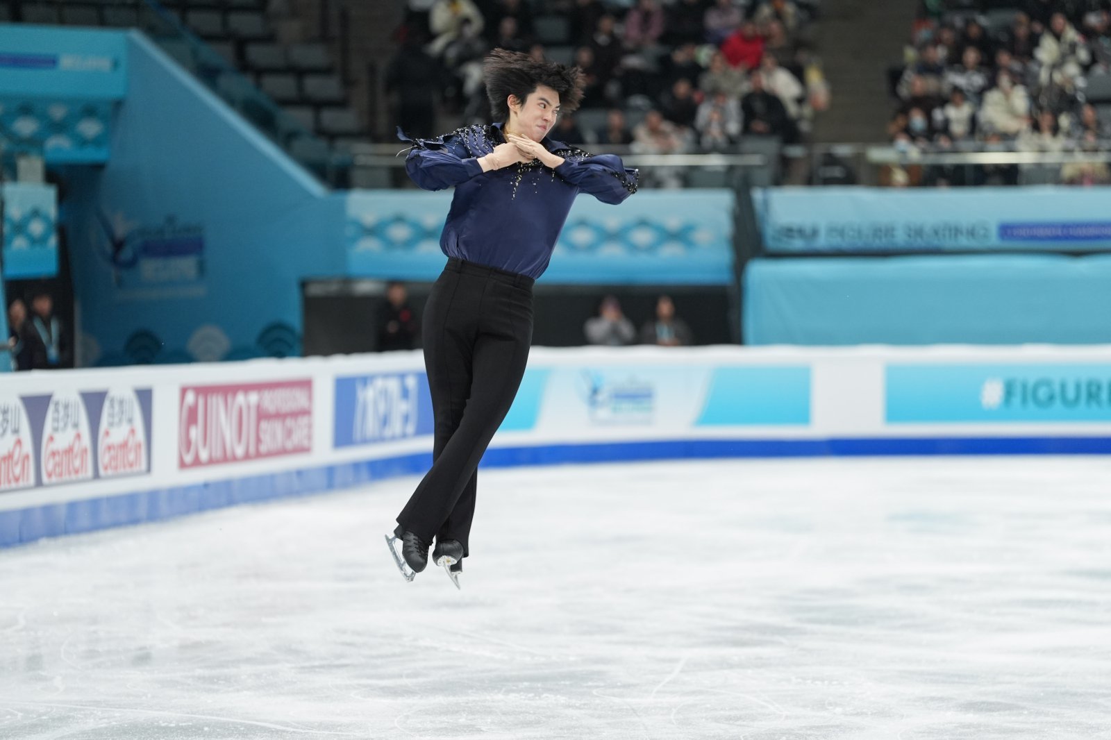 차준환이 25일 중국 베이징에서 막을 내린 피겨스케이팅 사대륙선수권대회 남자 싱글에서 은메달을 따내며 밀라노올림픽을 향한 기대를 키웠다. 24일 쇼트프로그램에서 연기를 펼치는 차준환. 베이징|신화뉴시스