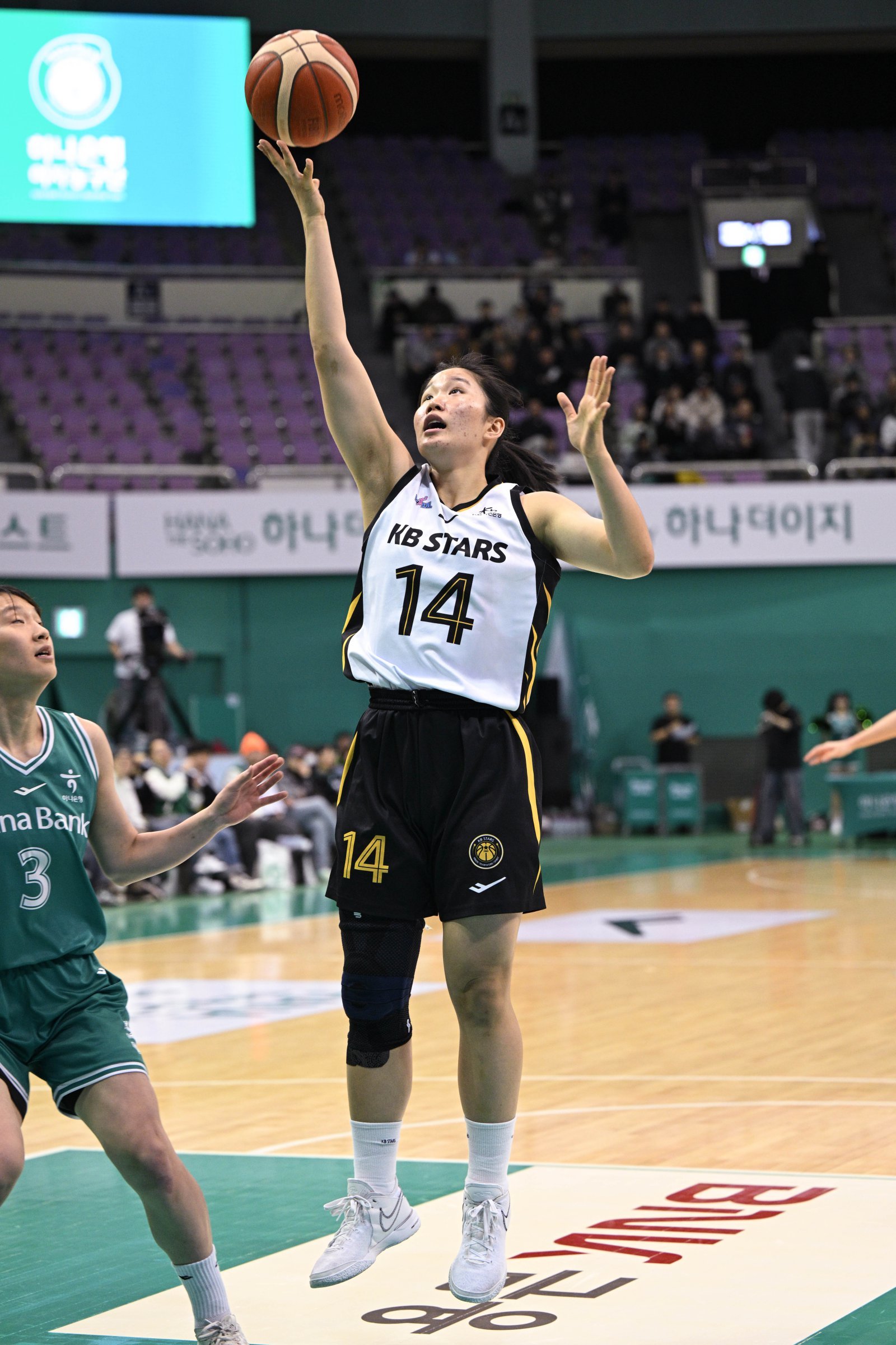 ‘송윤하 20점’ KB스타즈, 1·2위 맞대결서 웃었다…선두 하나은행과 승차 ‘2’까지 줄여