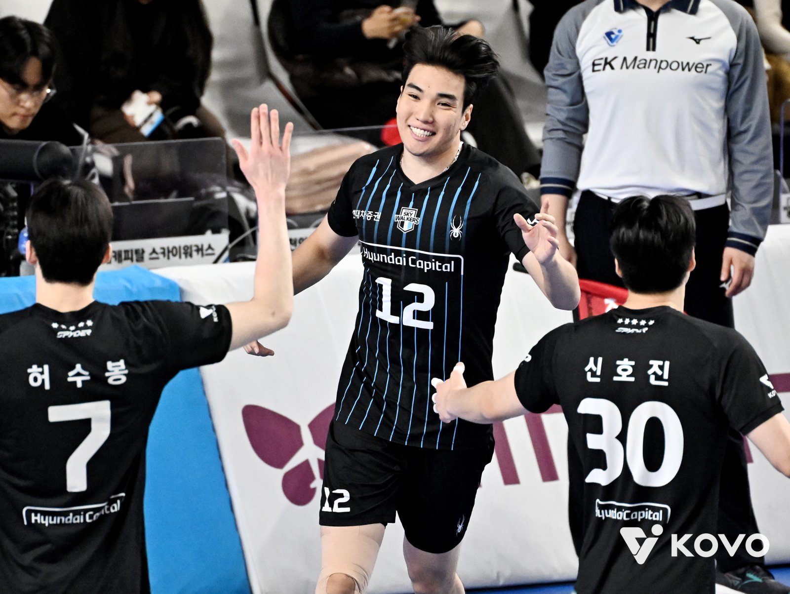 현대캐피탈은 후반기에도 바야르사이한(가운데)과 신호진(오른쪽)의 포지션을 각각 미들블로커와 아포짓 스파이커로 고정해 화력을 극대화 할 계획이다. 사진제공│KOVO