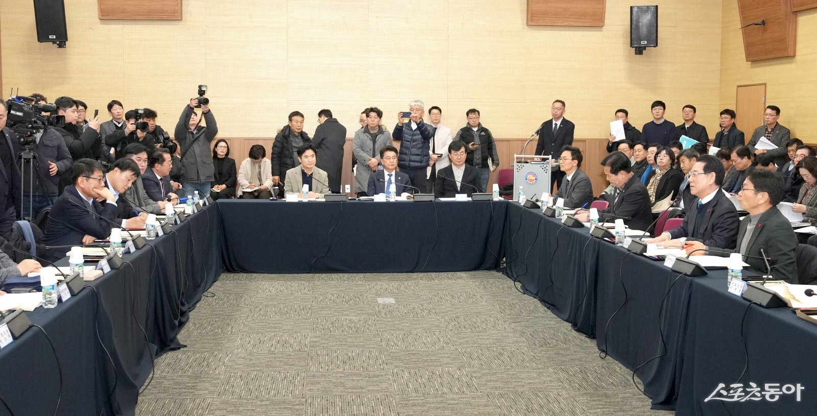 김영록 전라남도지사가 25일 광주 김대중컨벤션센터에서 열린 광주·전남 행정통합 특별법 검토 제3차 간담회에서 강기정 광주광역시장과 특별법 내용에 대해 논의하고 있다. 사진제공=전남도