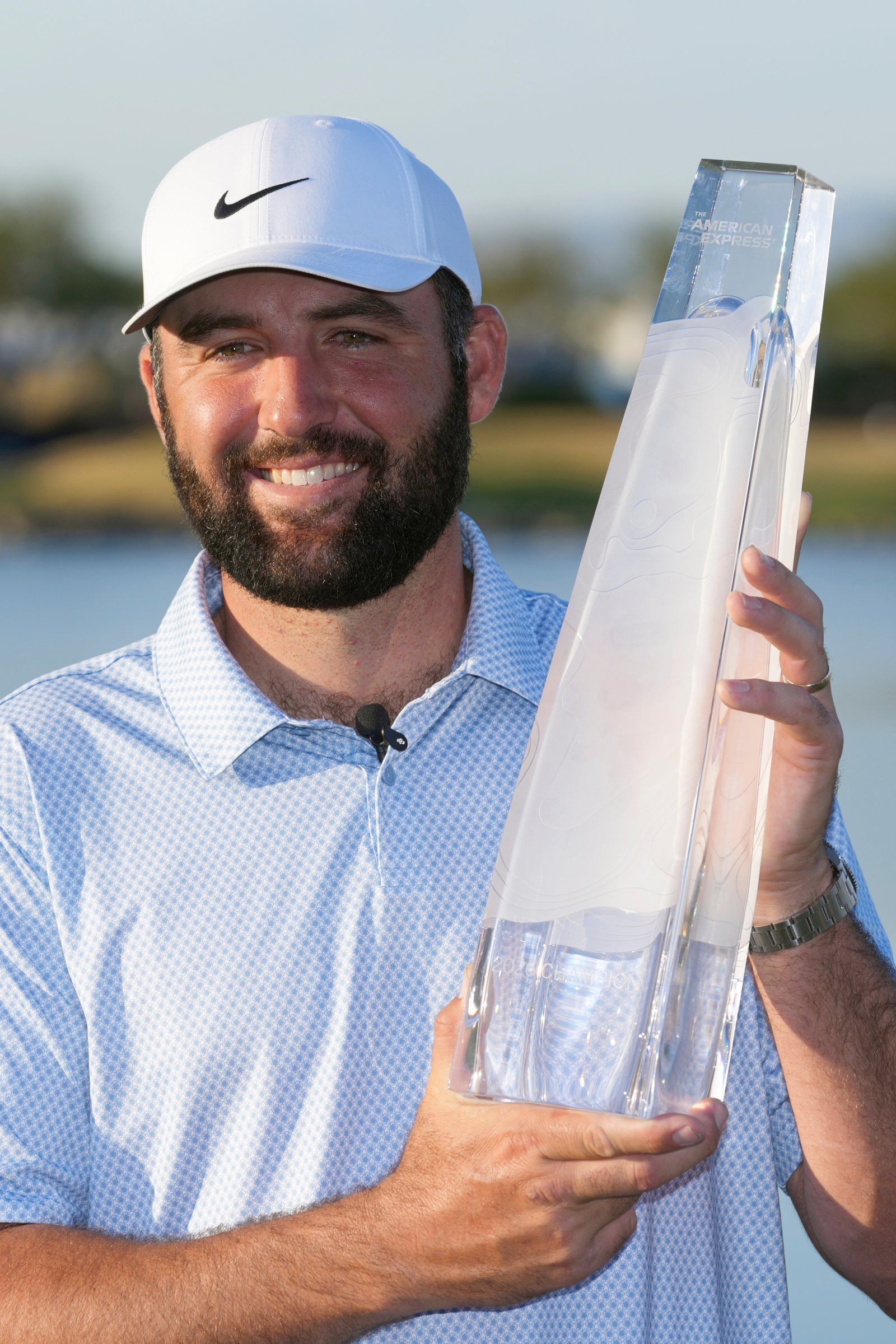 ‘월드 넘버1’  스코티 셰플러가 26일(한국시간) 아메리칸 익스프레스에서 정상에 오른 뒤 챔피언 트로피를 들고 환하게 웃고 있다.  라킨타  |  AP뉴시스