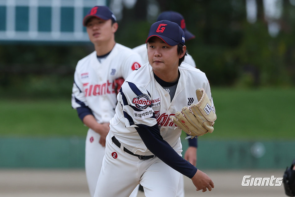 아내와 불화 논란에 휩싸인 롯데 정철원이 말을 아낀 채 스프링캠프지로 떠났다. 사진제공｜롯데 자이언츠
