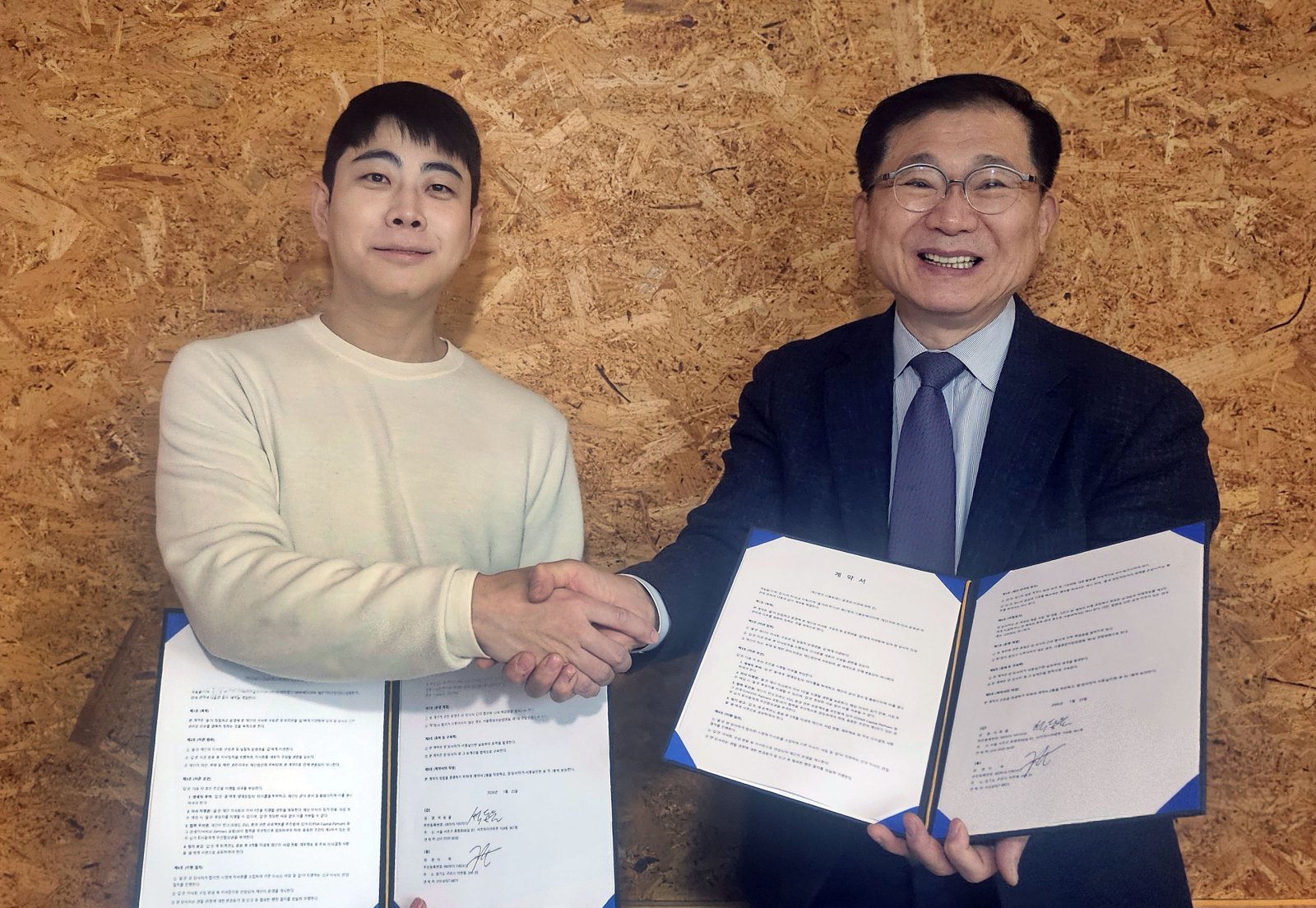 국제환경보전기관인 재단법인 더블유재단의 신임 이사장에 석동율 씨가 선임됐다. 사진은 지난 23일 더블유재단 사무실에서 전임 이욱 이사장이 신임 석동율(우측) 이사장에게 더블유재단 이사장직을 공식적으로 이양한뒤 기념촬영을 하고 있는 모습. 사진제공 ㅣ더블유재단