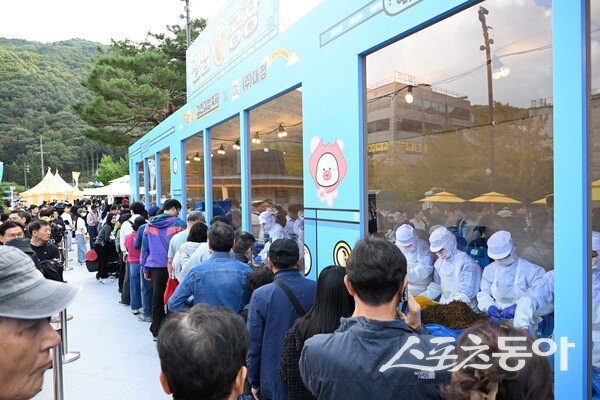 김천김밥축제에서 사람들이 줄 지어있는 모습. 사진제공ㅣ김천시
