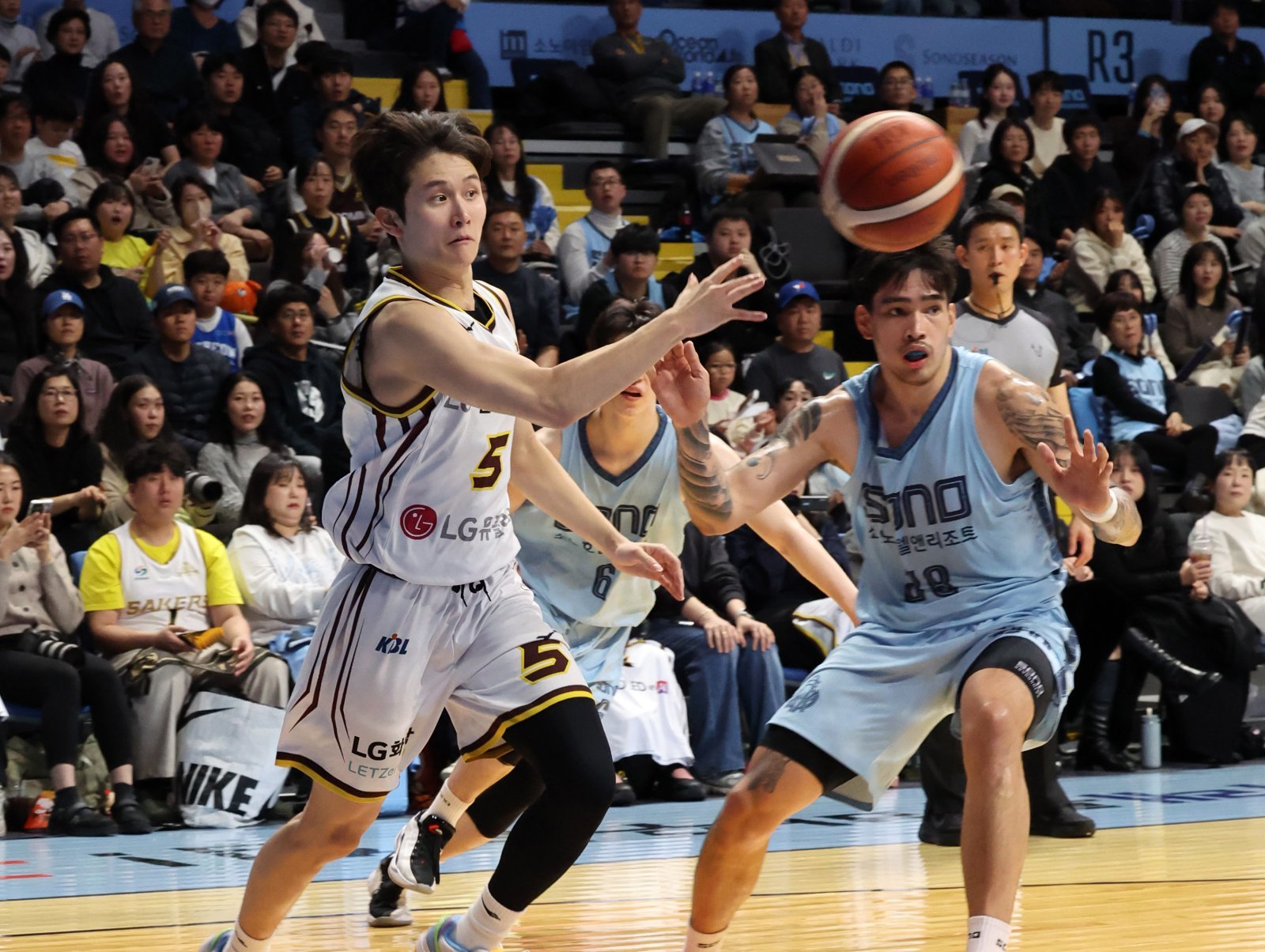 태극마크를 향한 열망을 숨기지 않은 LG 가드 양준석(왼쪽)은 “대표팀의 스코어러를 잘 살려줄 수 있다”는 자신의 강점을 어필했다. 뉴시스