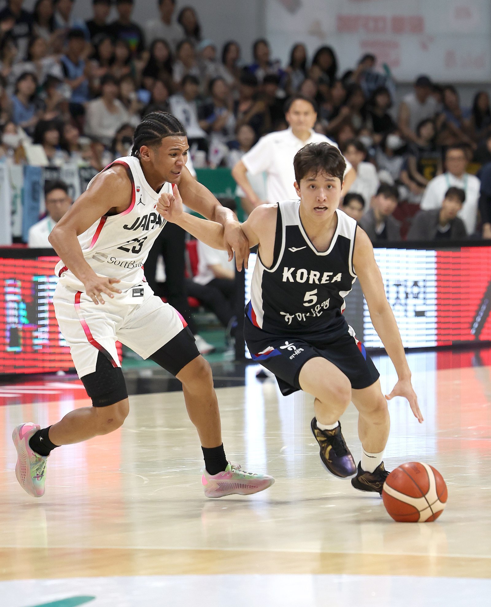 태극마크를 향한 열망을 숨기지 않은 LG 가드 양준석(오른쪽)은 “대표팀의 스코어러를 잘 살려줄 수 있다”는 자신의 강점을 어필했다. 지난해 7월 일본과 평가전서 돌파를 시도하는 양준석. 뉴시스