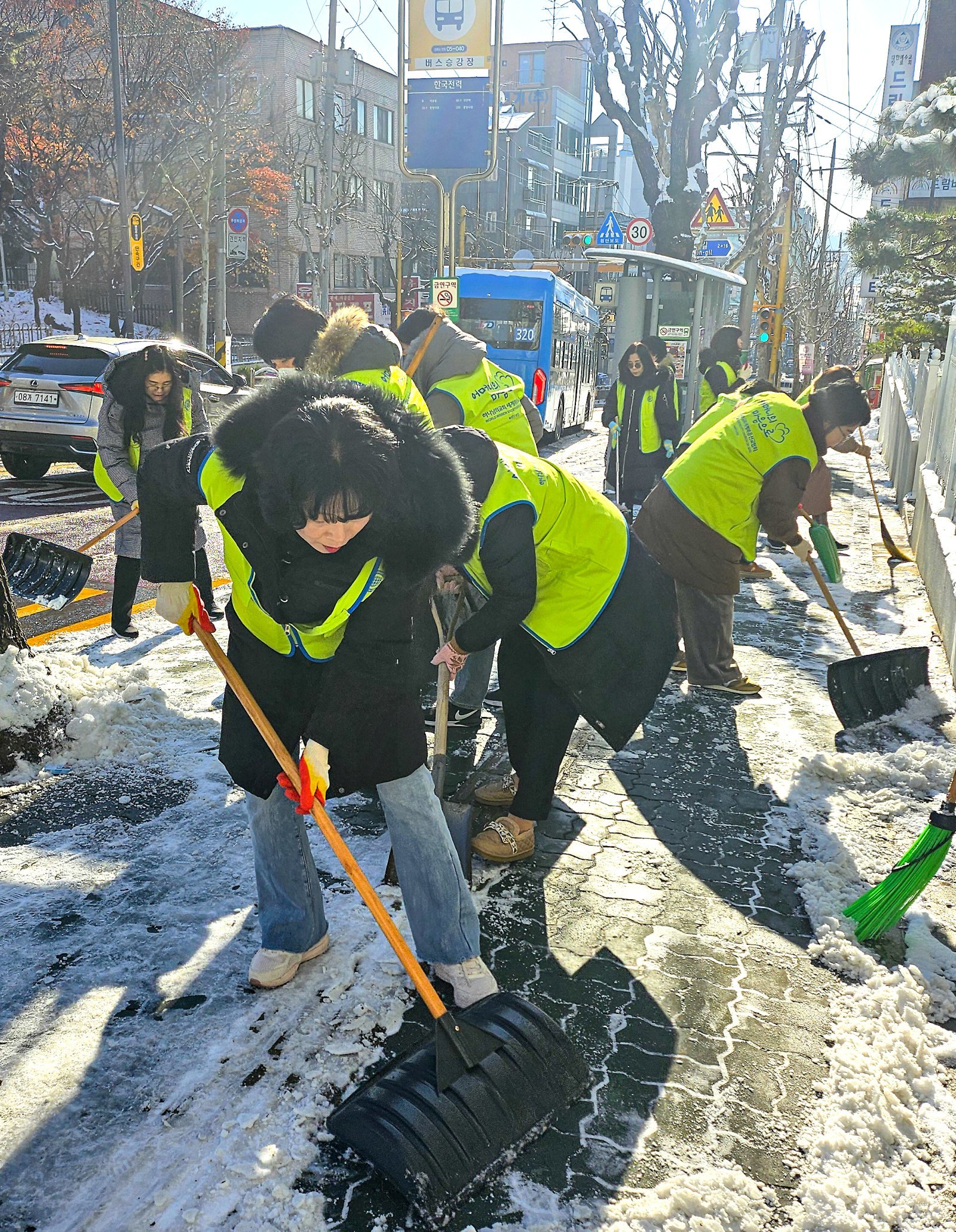 전국적으로 폭설이 내린 지난달 4~5일, 하나님의 교회 신자들이 긴급 제설 작업을 실시했다. 사진은 성남시 수정구 태평동에 쌓인 눈을 치우고 얼음을 깨며 시민들의 통행 안전을 돕는 모습.