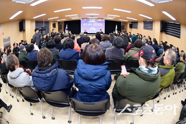 윤경희 청송군수가 지역민들과 소통하면서 군정을 설명하고 있다. 사진제공 ㅣ 청송군