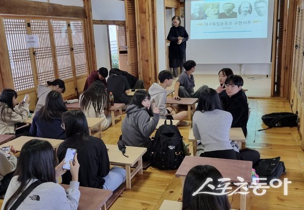 대구 중구가 시민 참여형 교육 프로그램인 ‘우현 하늘마당에서 만나는 역사 아카데미’를 운영하고 있는 모습. 사진제공ㅣ대구 중구