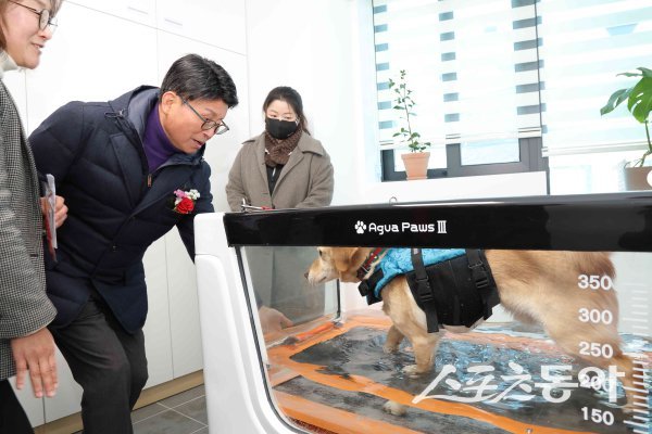 대구 북구가 ‘관음동물사랑교육센터’ 개소식에서 동물들을 보고 있는 모습. 사진제공ㅣ대구 북구