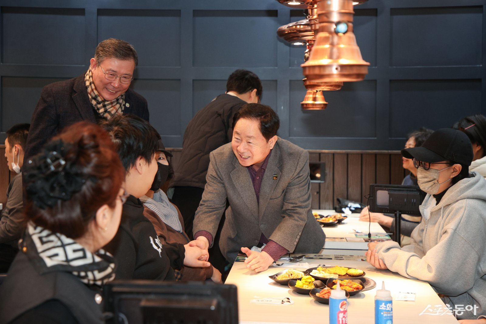 주광덕 시장(가운데)은 26일 명륜진사갈비 평내호평점에서 (사)경기장애인부모연대 남양주시지회 회원 50명 참석자들에게 인사를 하고 있다. 사진제공ㅣ남양주시 