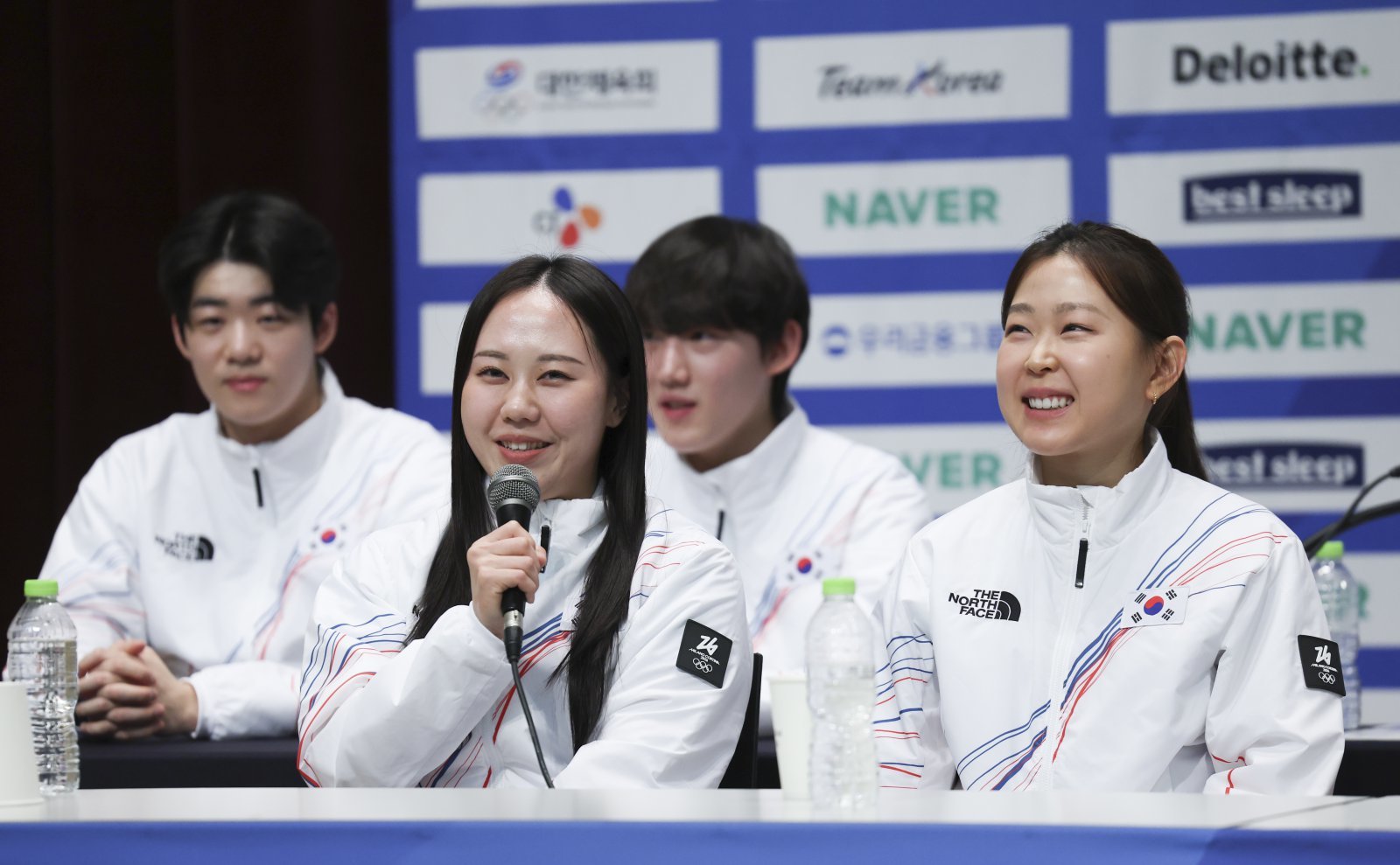 여자스피드스케이팅 박지우(왼쪽)가 2월 7일(한국시간) 개막하는 밀라노동계올림픽 대한민국 선수단 기수를 맡는다. 뉴시스