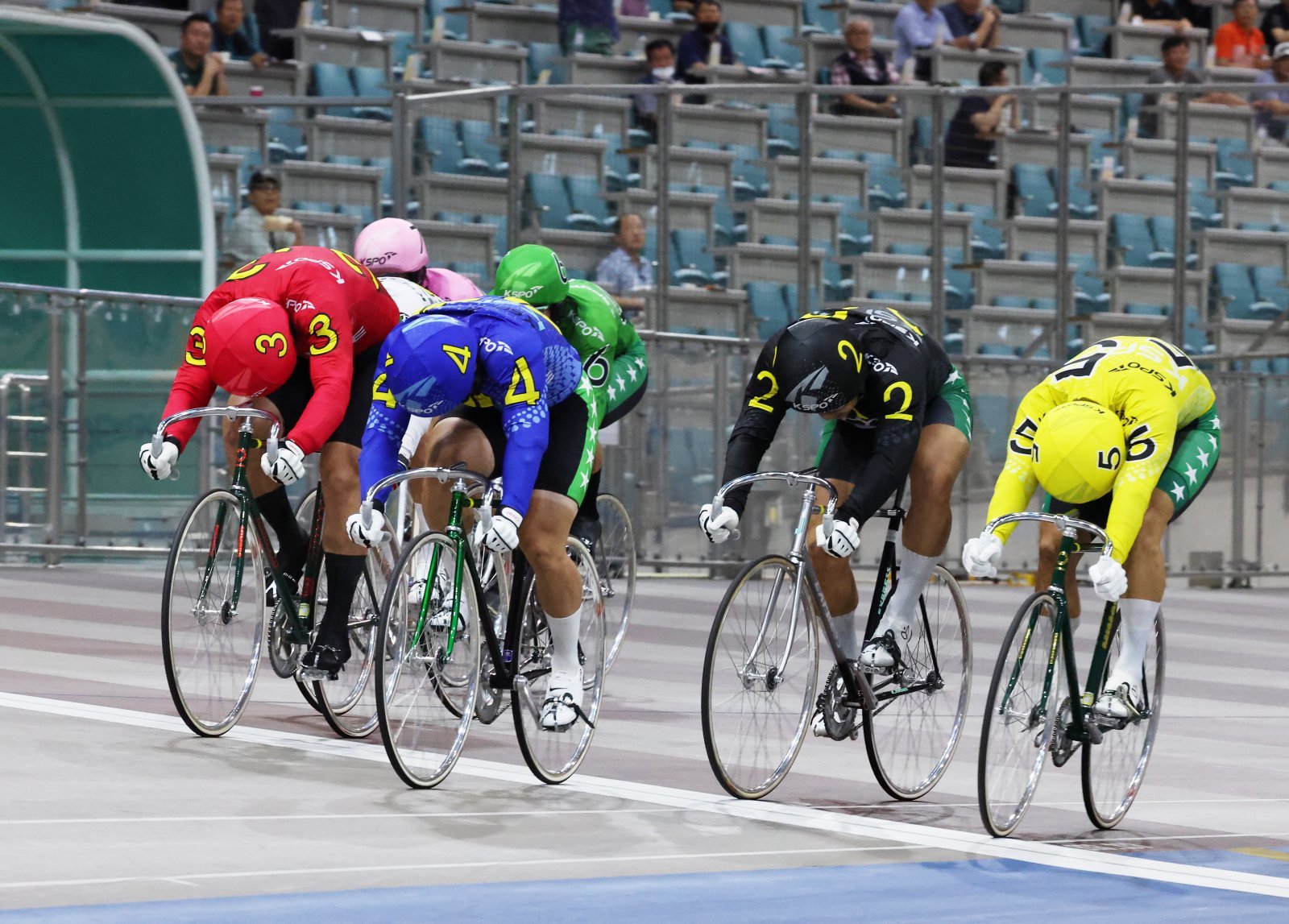 경륜 우수급 4총사가 올해 초반 상승 곡선을 그리면서 새 시즌 기대감이 높아지고 있다. 광명스피돔에서 열린 우수급 결승전에서 결승선을 통과하고 있는 선수들. 사진제공 | 국민체육진흥공단