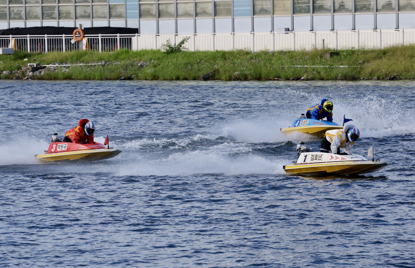 김효년이 탑승한 1호정(흰색)이 가장 빨리 결승선을 향해 달려오고 있다.