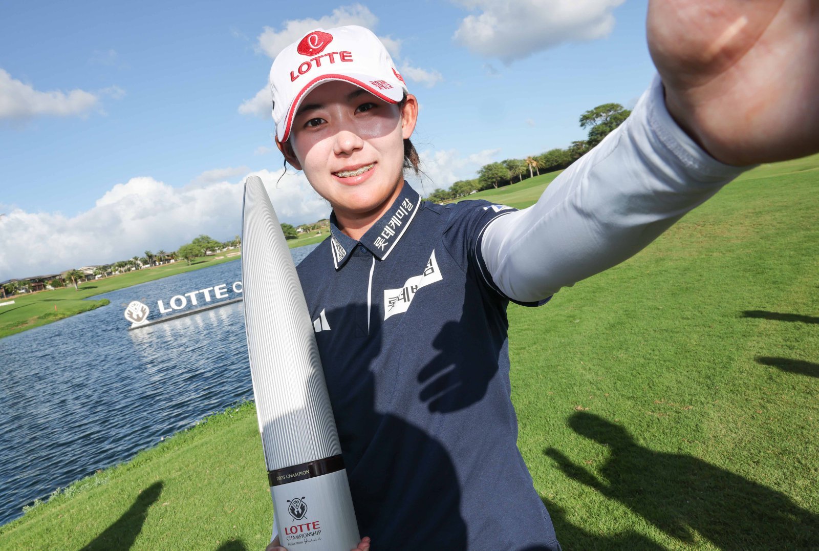 지난해 10월 롯데 챔피언십 우승으로 LPGA 직행 티켓을 따낸 황유민이 공식 데뷔전을 치른다. 2026년 새로운 무대에 도전하는 황유민이 첫 스타트를 어떻게 끊을지 관심이 모아지고 있다.  지난해 롯데 챔피언십 우승 뒤 환한 웃음을 짓고 있는 황유민. 사진제공 | 대홍기획